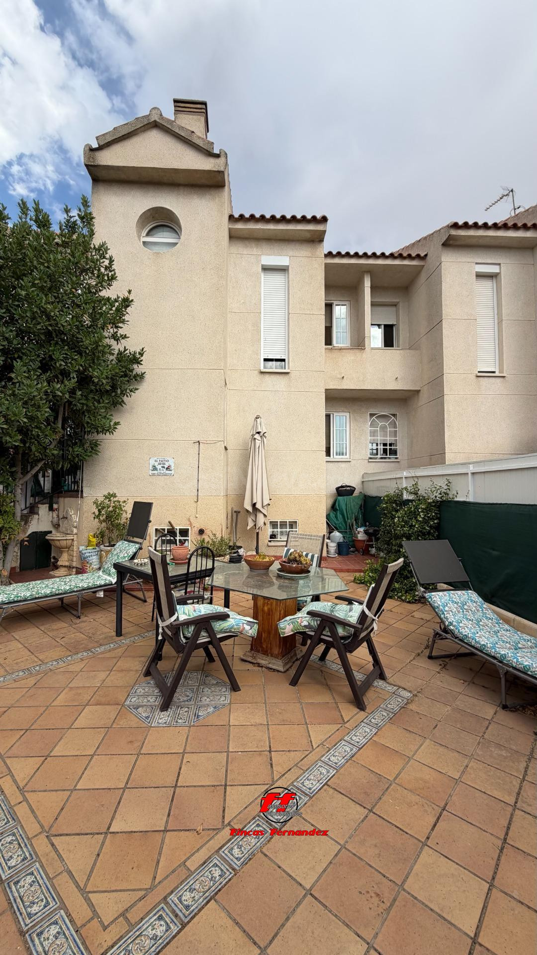 Chalet de esquina con gran jardín privado en Torres de la Al