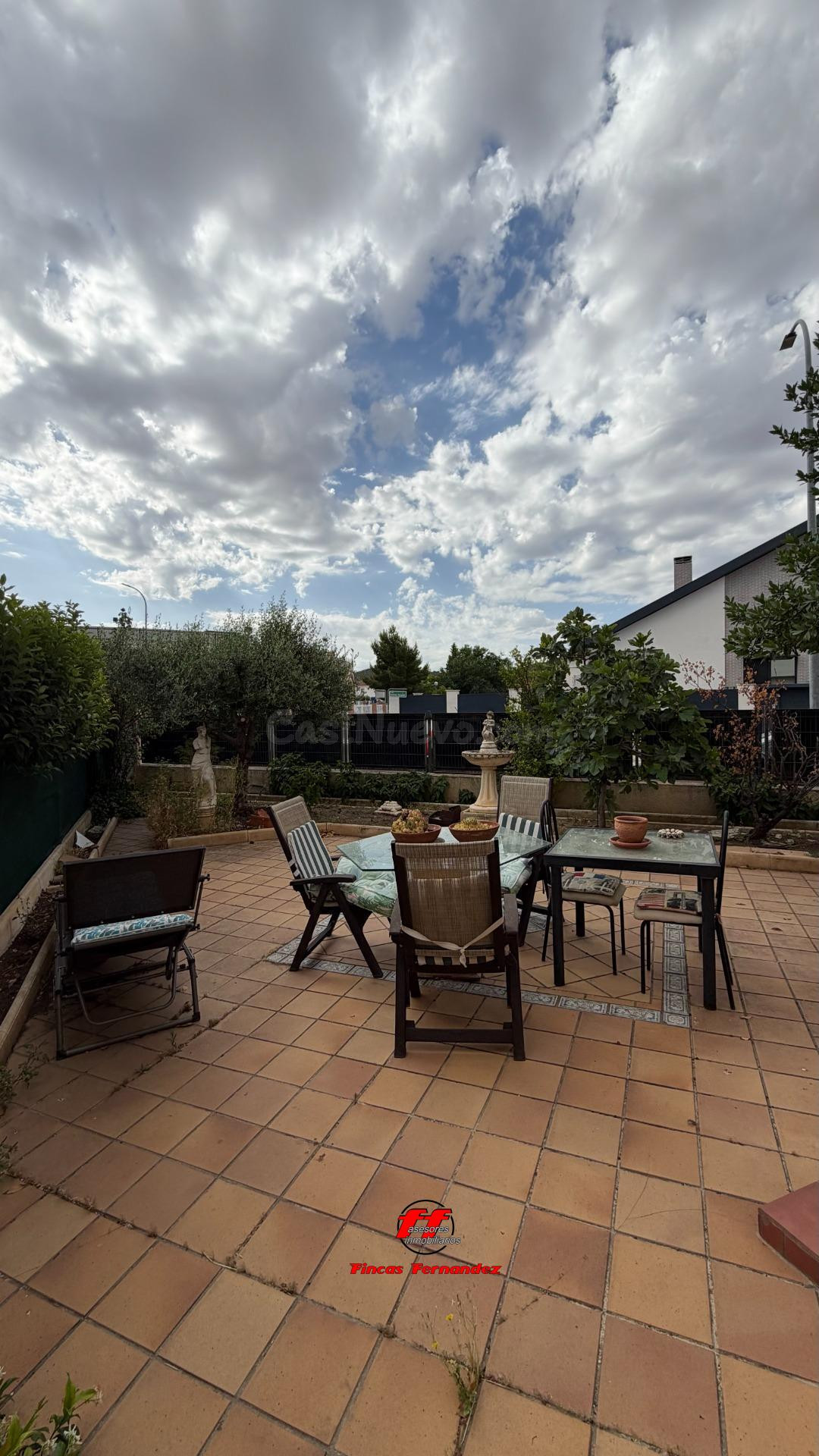 Chalet de esquina con gran jardín privado en Torres de la Al - foto 2