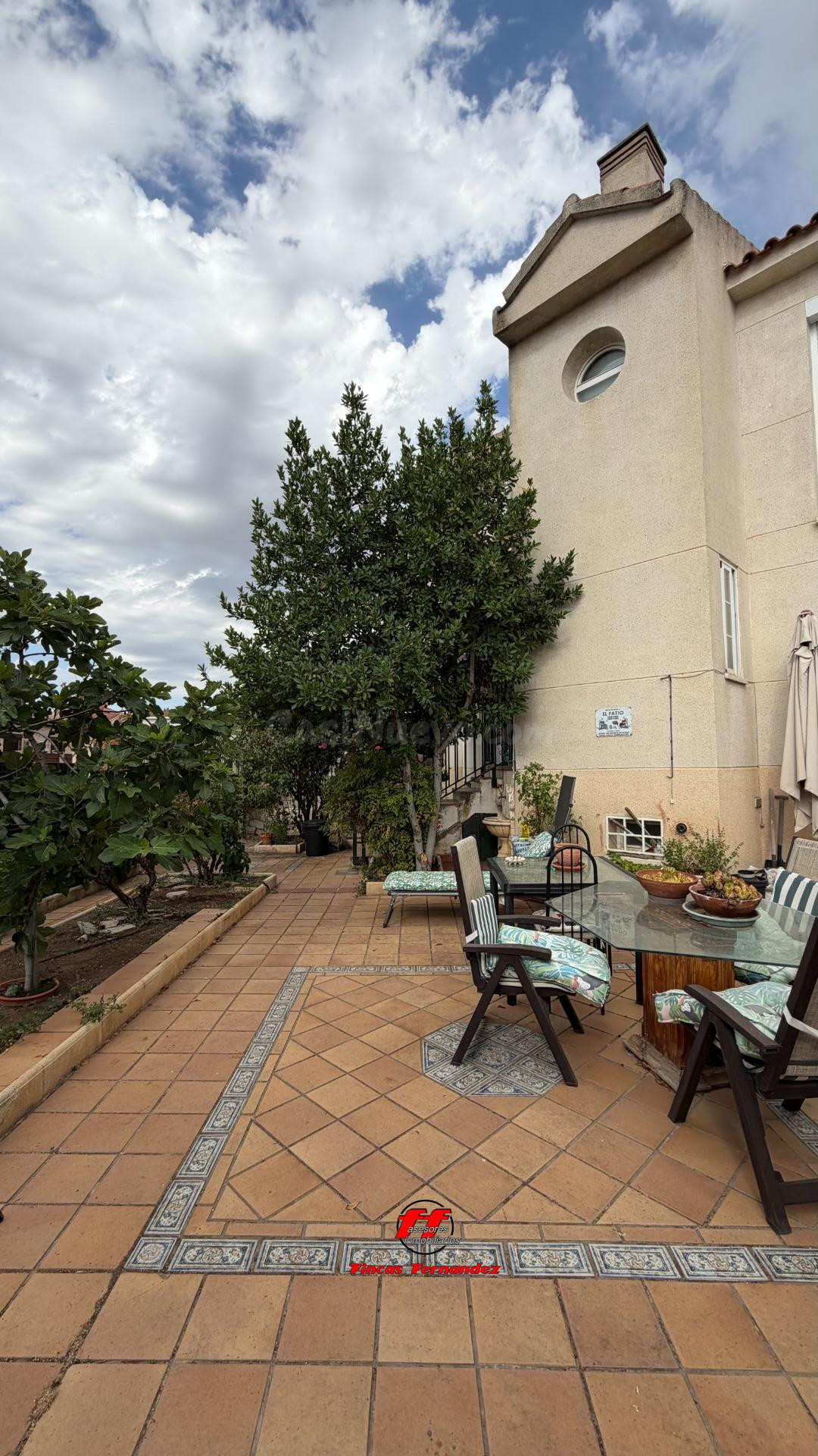 Chalet de esquina con gran jardín privado en Torres de la Al - foto 3