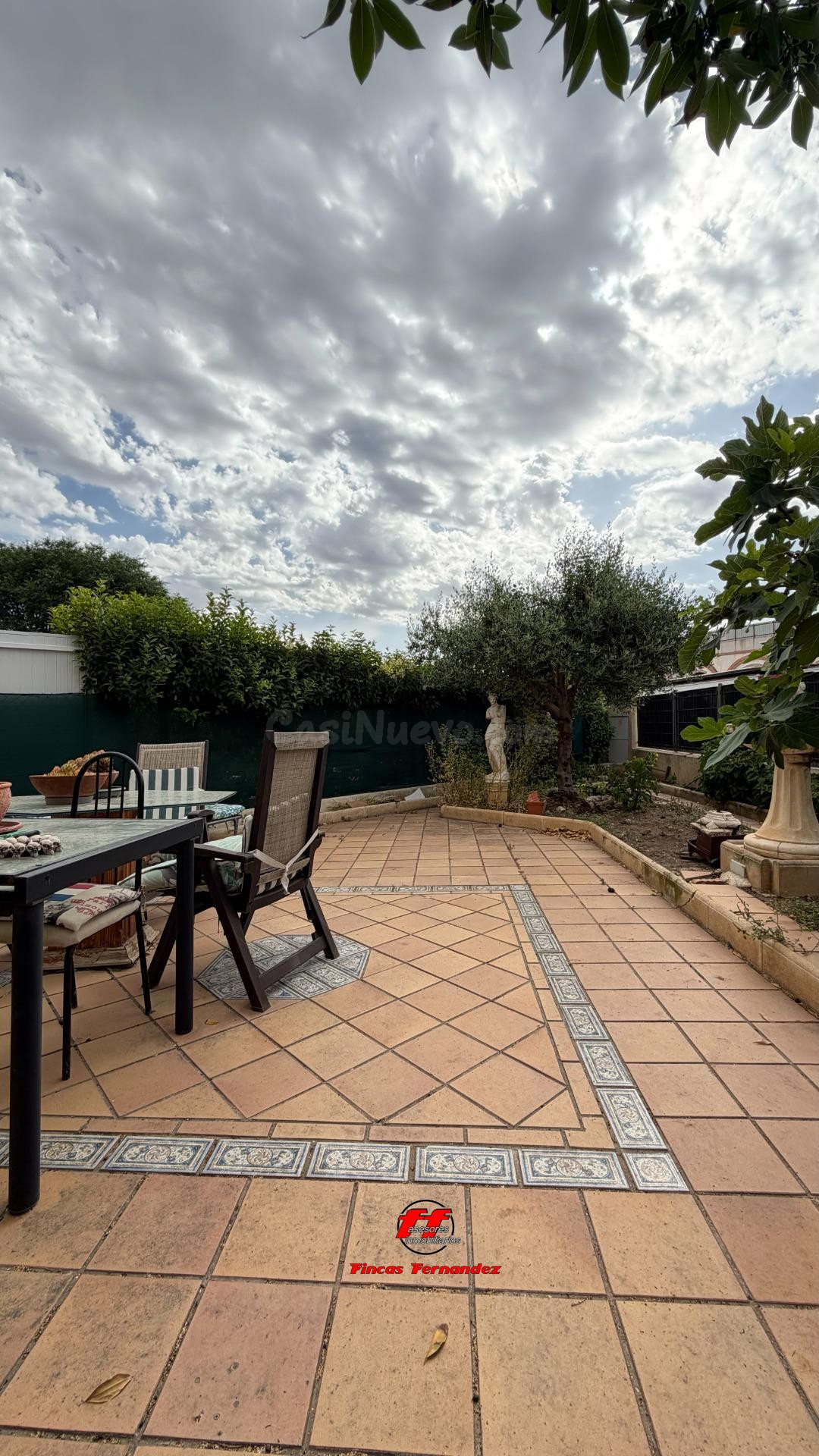 Chalet de esquina con gran jardín privado en Torres de la Al - foto 4