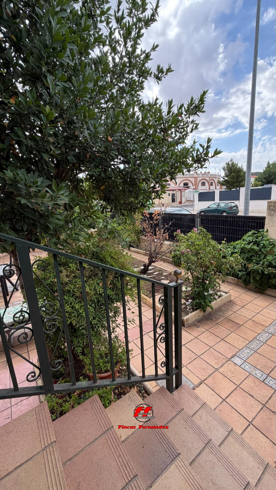 Chalet de esquina con gran jardín privado en Torres de la Al - foto 5