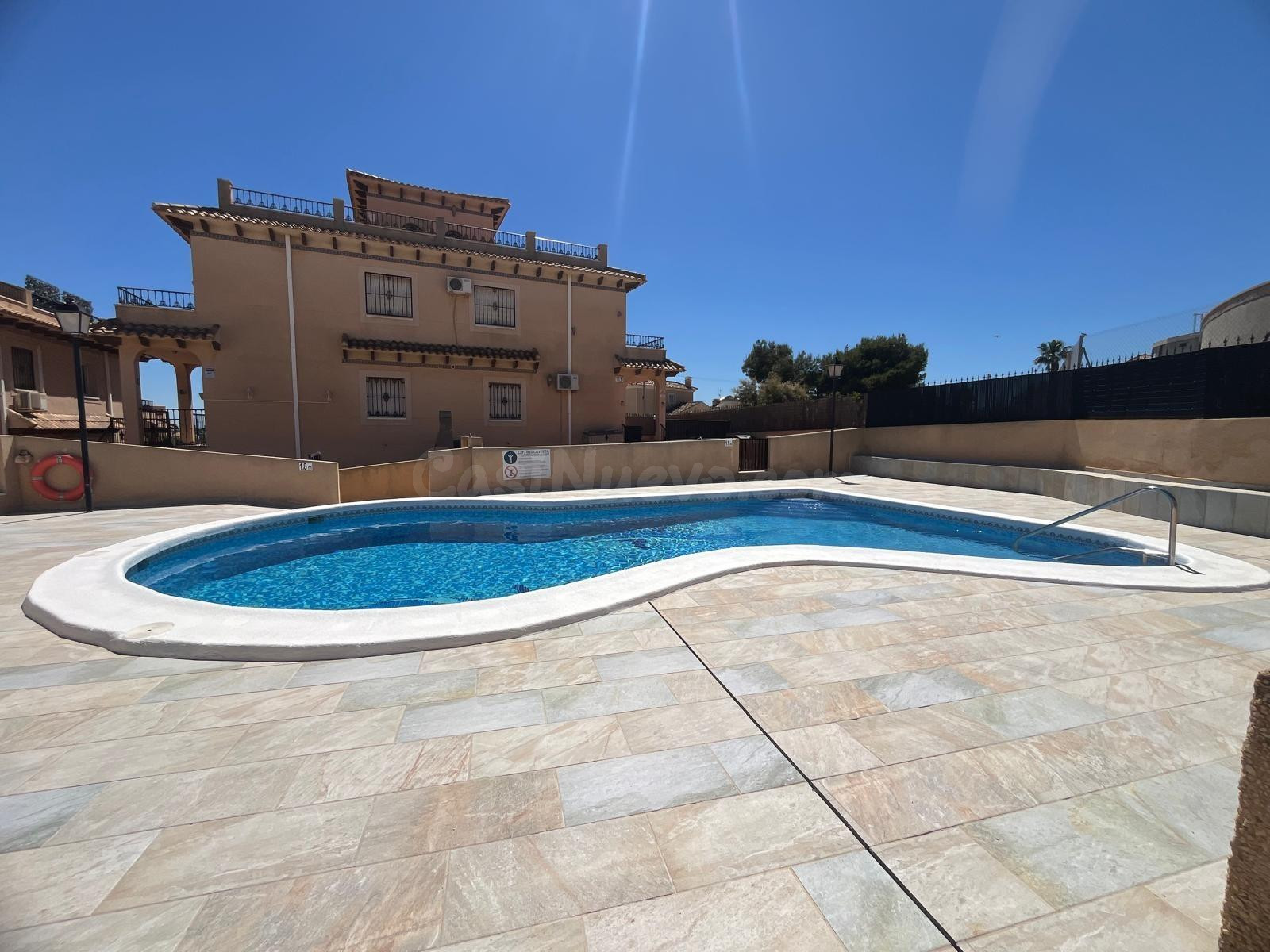 PRECIOSO CHALET ADOSADO CON PISCINA COMUNITARIA, RODEADO DE 