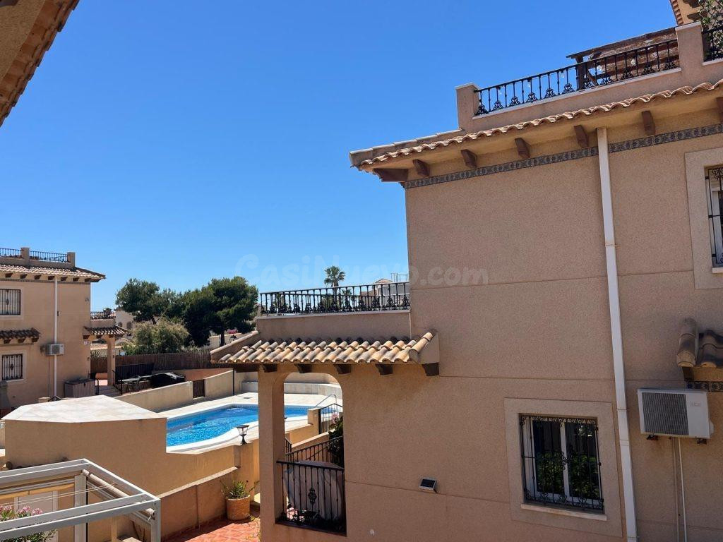 PRECIOSO CHALET ADOSADO CON PISCINA COMUNITARIA, RODEADO DE  - foto 4