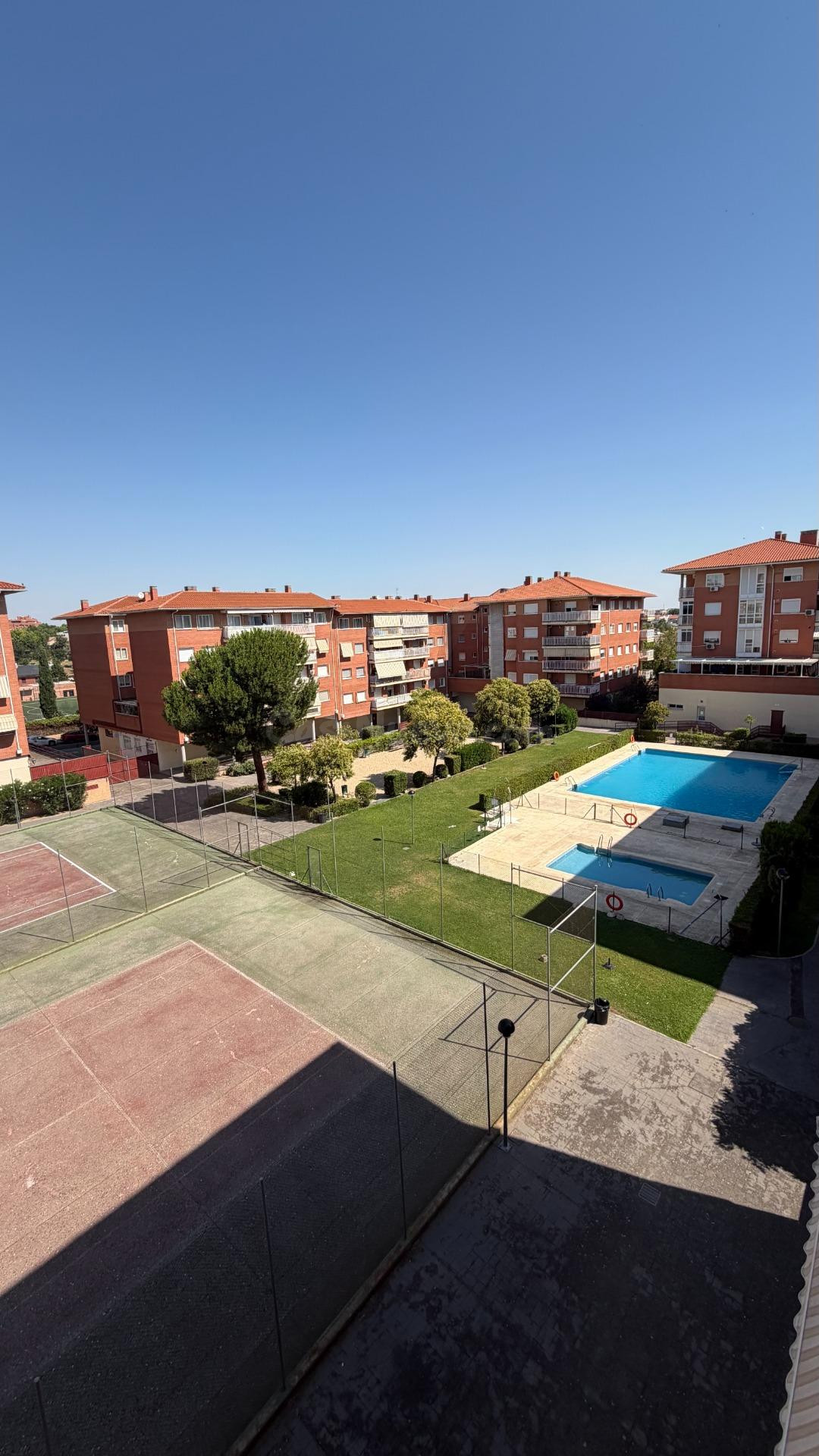 Piso en Valdemoro con terraza y piscina comunitaria