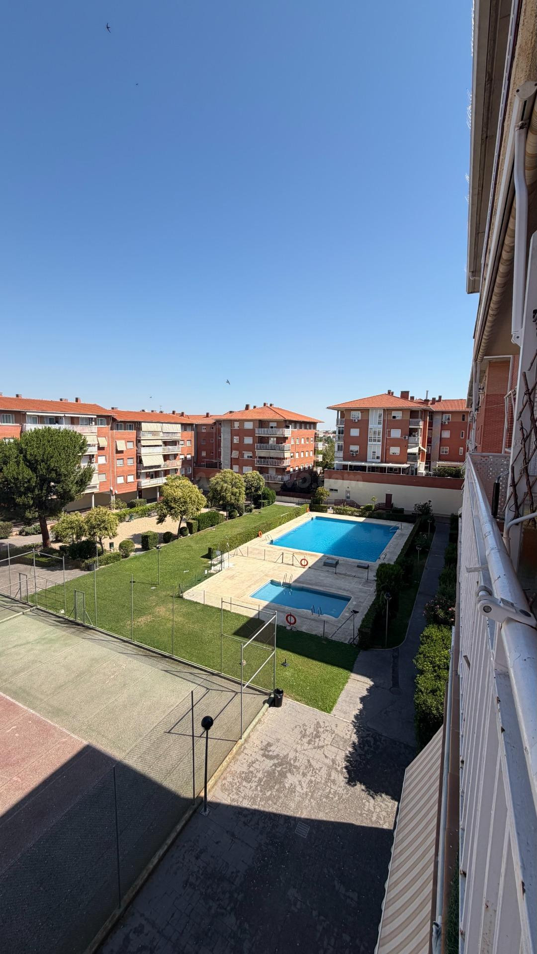 Piso en Valdemoro con terraza y piscina comunitaria - foto 2
