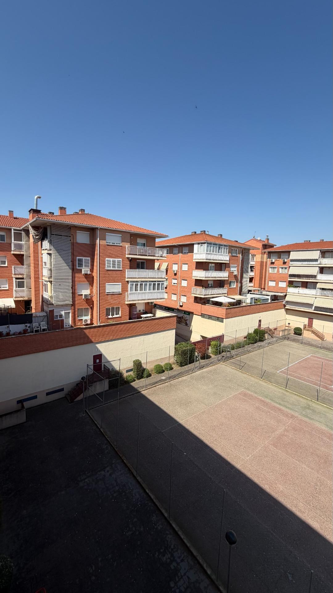 Piso en Valdemoro con terraza y piscina comunitaria - foto 3