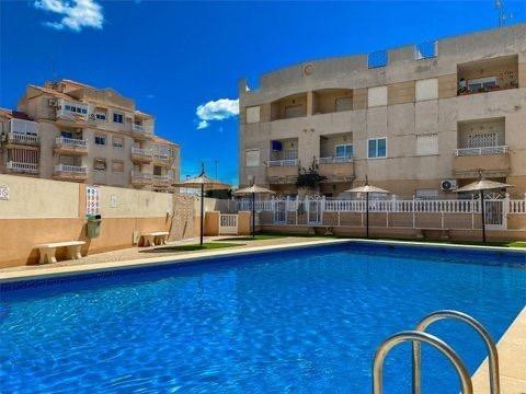 PRECIOSO ATICO TOTALMENTE REFORMADO CON PISCINA COMUNITARIA 