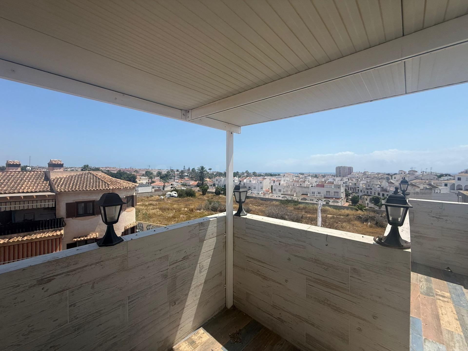 PRECIOSO ATICO TOTALMENTE REFORMADO CON PISCINA COMUNITARIA  - foto 2