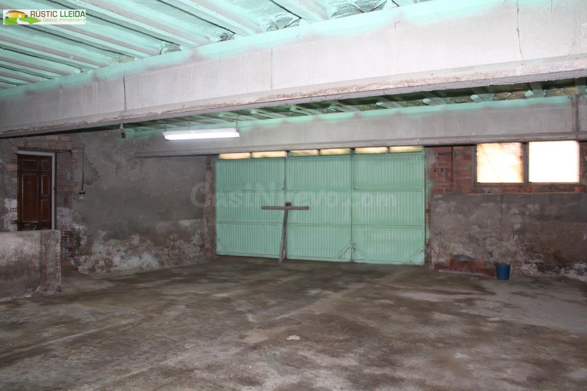 ¡Gran oportunidad en Arbeca! Doble almacén urbano con muchas