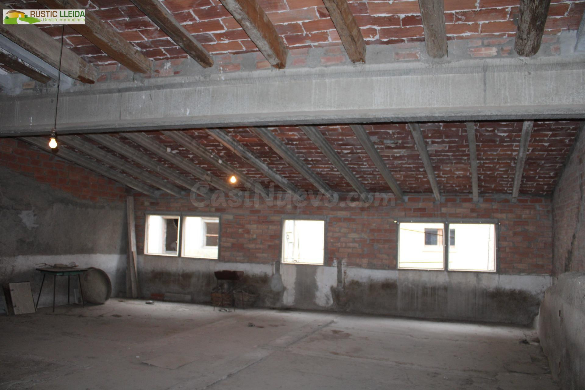 ¡Gran oportunidad en Arbeca! Doble almacén urbano con muchas - foto 3