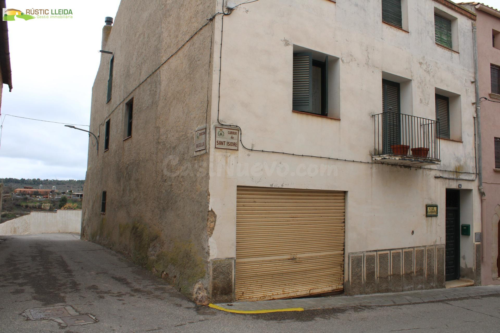 GRAN OPORTUNIDAD – CASA DE PUEBLO CON ALMACENES EN EL CENTRO - foto 2
