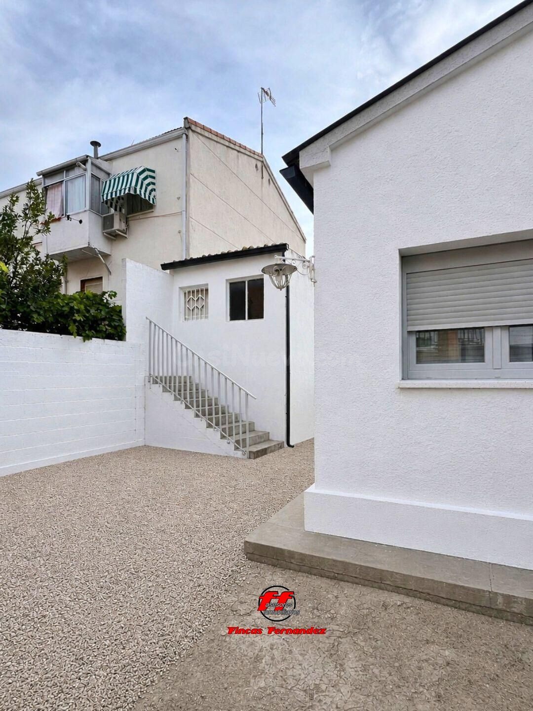 Casa reformada con patio en Loeches - foto 2