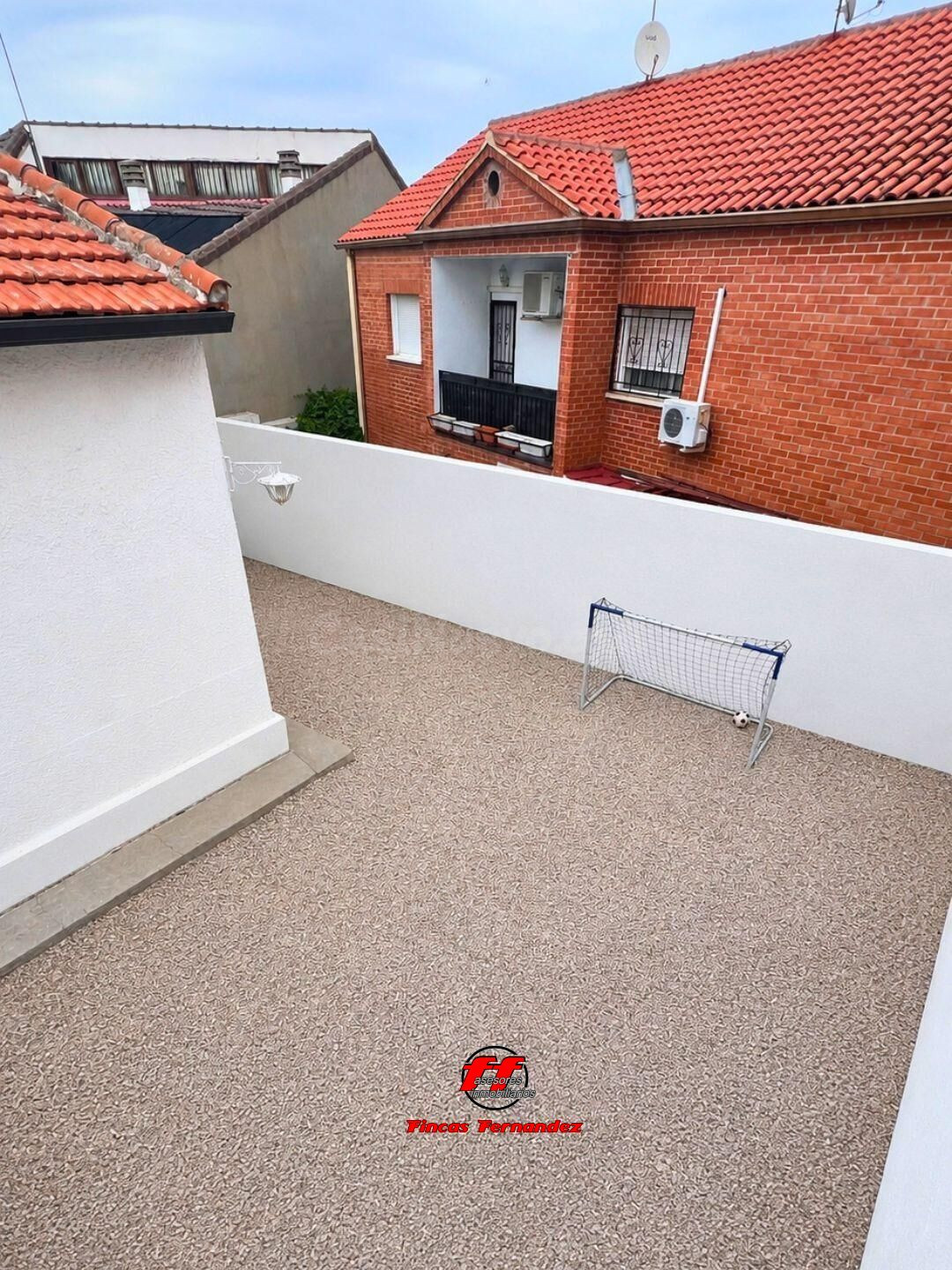 Casa reformada con patio en Loeches - foto 3