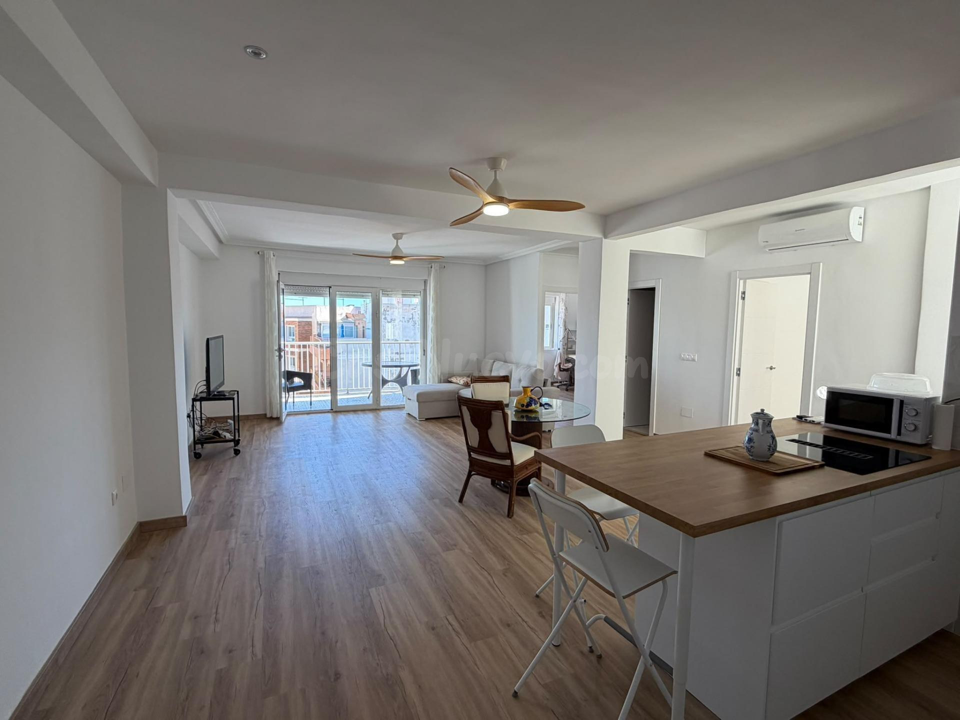 ESTUPENDO APARTAMENTO TOTALMENTE REFORMADO CON VISTAS AL MAR - foto 2