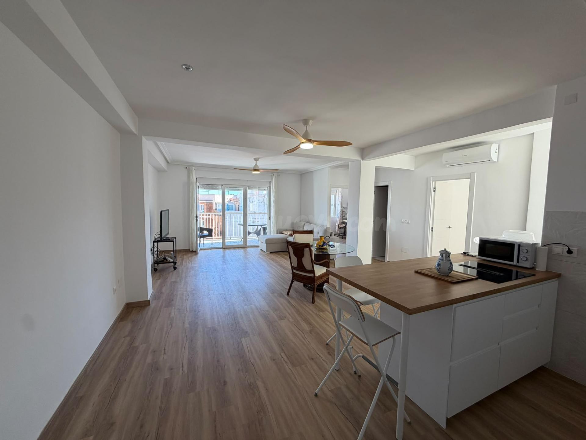 ESTUPENDO APARTAMENTO TOTALMENTE REFORMADO CON VISTAS AL MAR - foto 3
