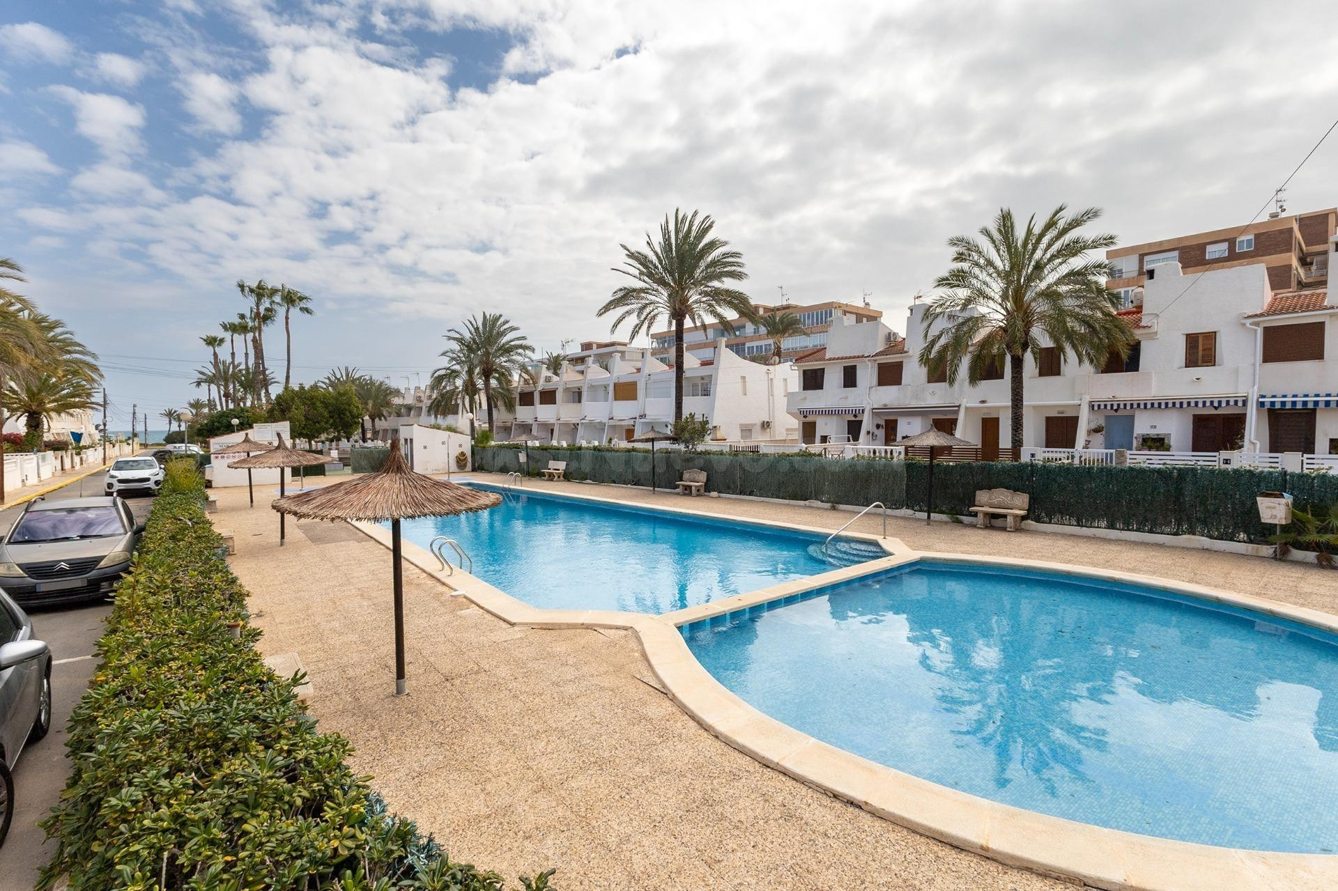 FANTASTICA VIVIENDA TOTALMENTE REFORMADA CON PISCINA COMUNIT