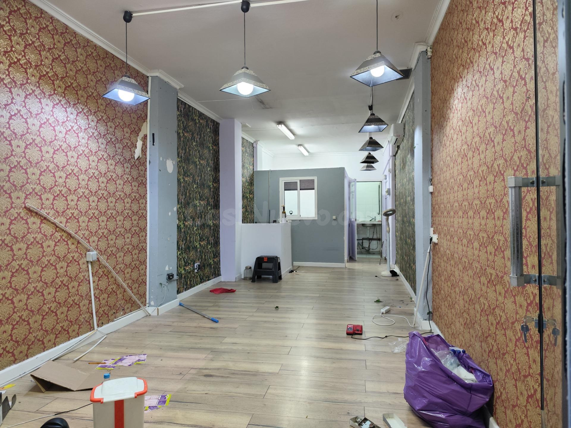 LOCAL COMERCIAL DE 35 M2 CON SÓTANO CONECTADO DE 452 M2 Y DO - foto 2