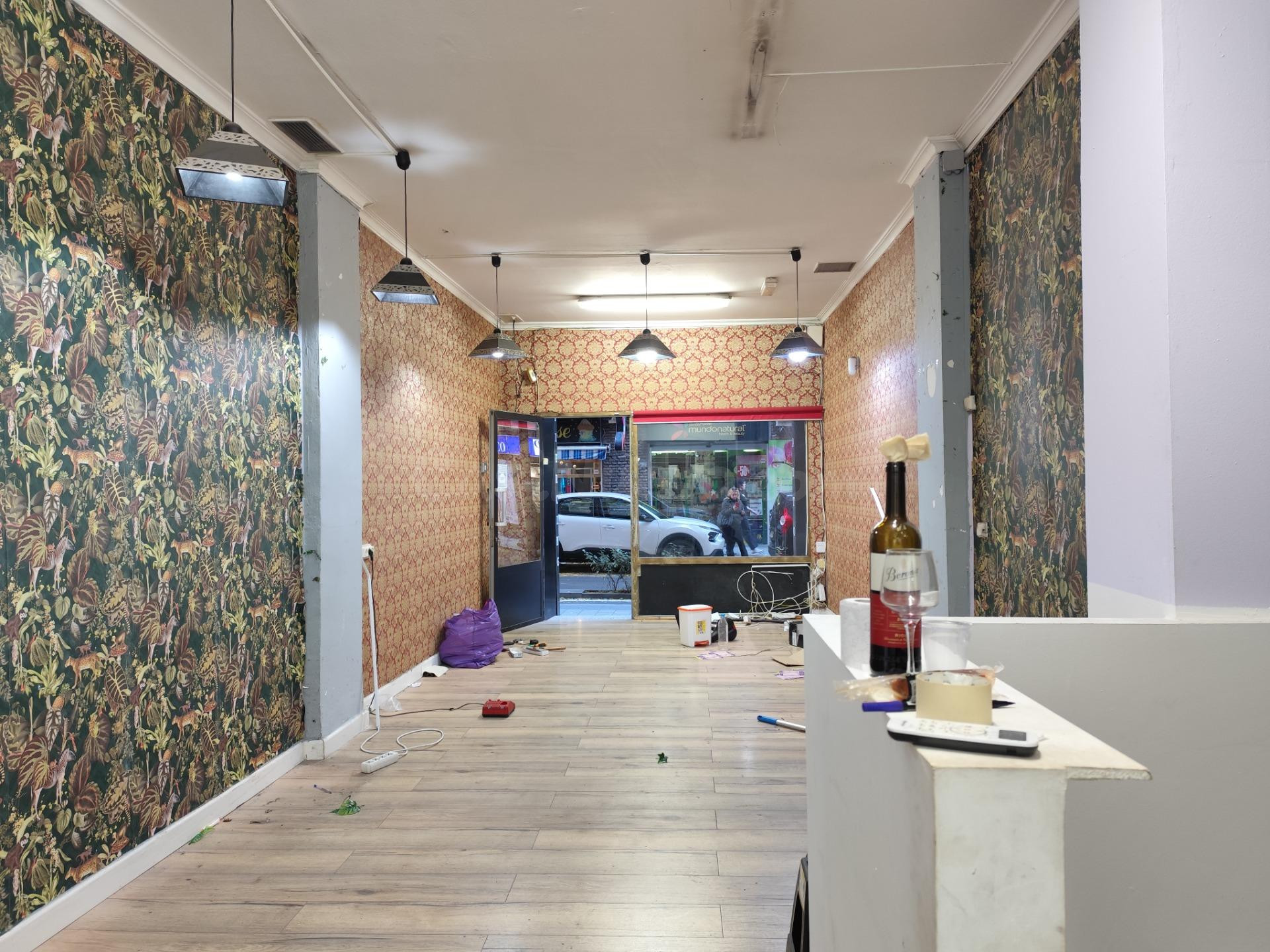 LOCAL COMERCIAL DE 35 M2 CON SÓTANO CONECTADO DE 452 M2 Y DO - foto 3