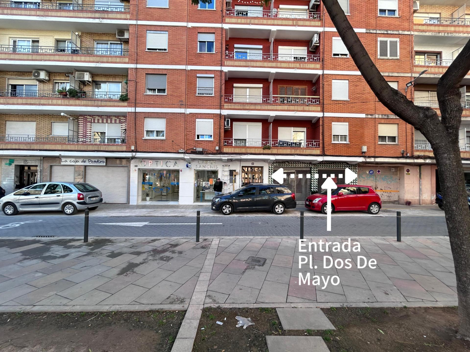 Amplio local comercial en alquiler en la Calle Maestro Breto