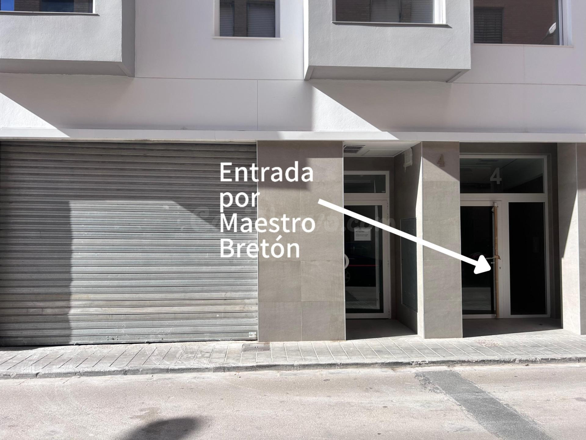 Amplio local comercial en alquiler en la Calle Maestro Breto - foto 3