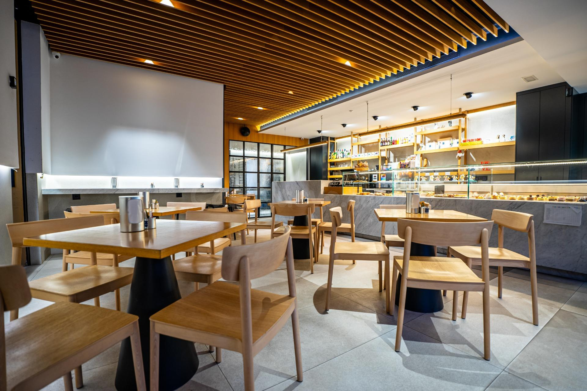 TRASPASO Cafetería-Repostería de Alta Gama Con Terraza – Esp