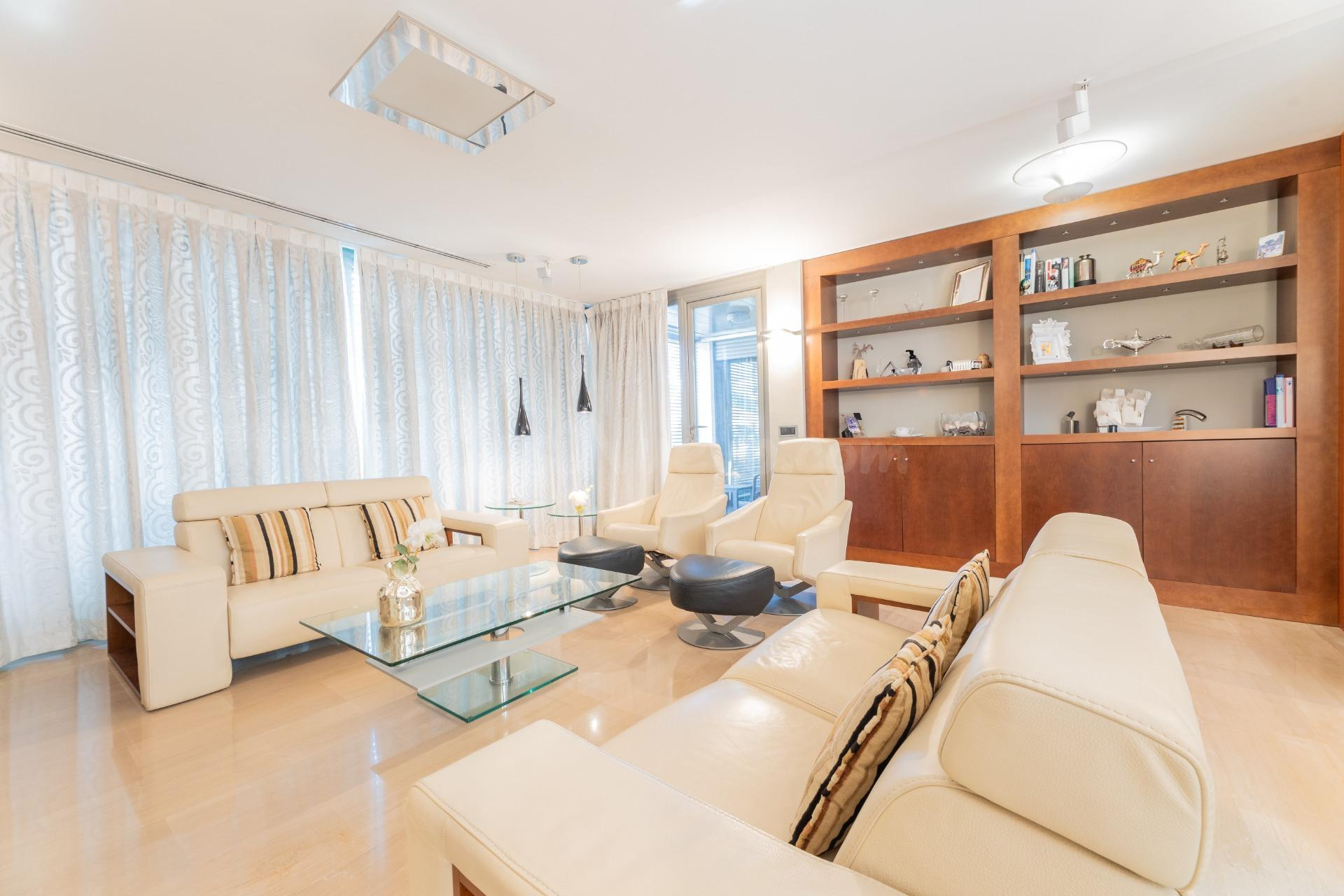 Exclusiva casa en el corazón de Gandía: lujo, privacidad y u - foto 3