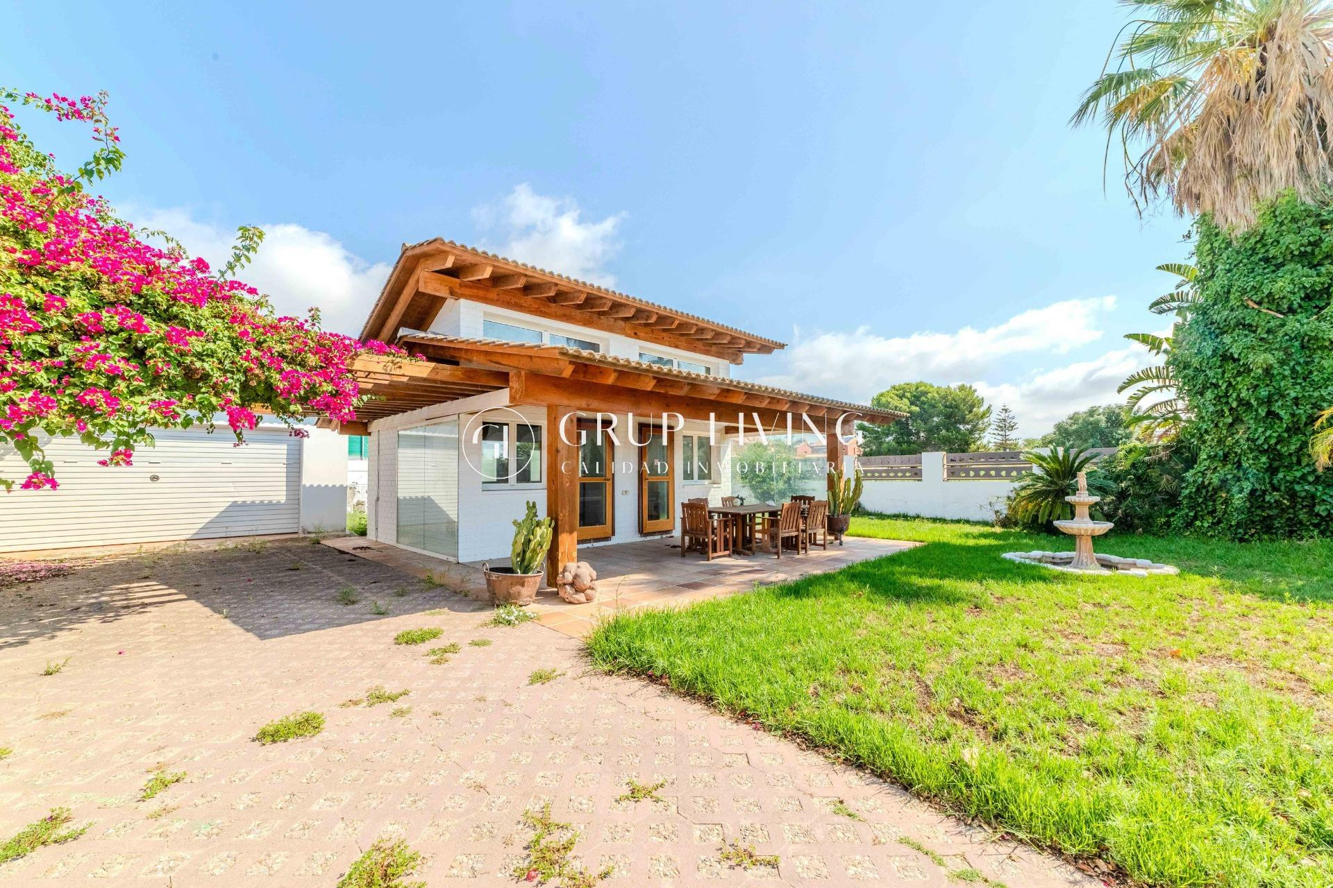 VILLA EN CAMBRILS CON PISCINA Y JARDÍN PRIVADO