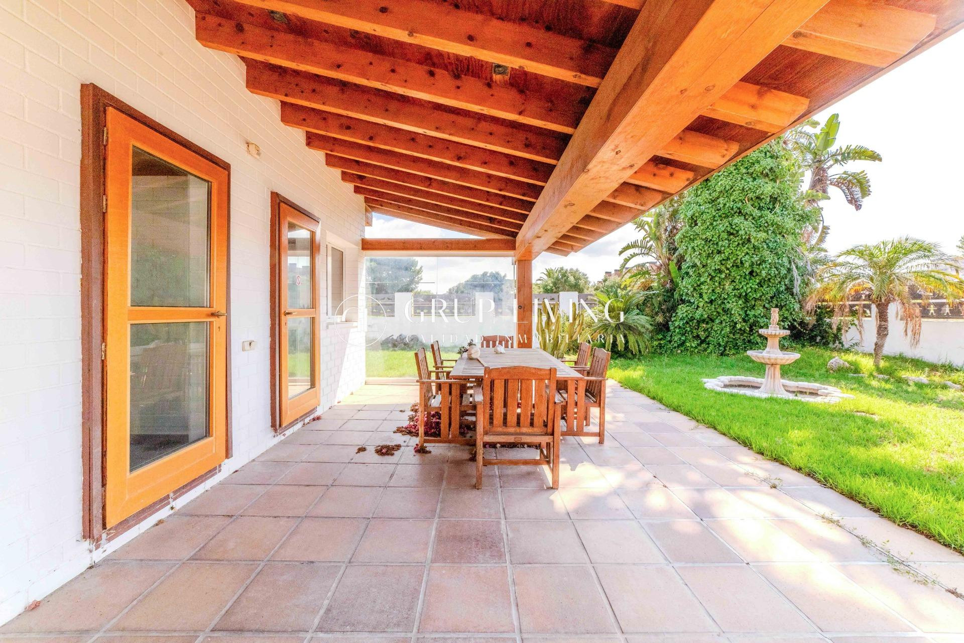 VILLA EN CAMBRILS CON PISCINA Y JARDÍN PRIVADO - foto 2