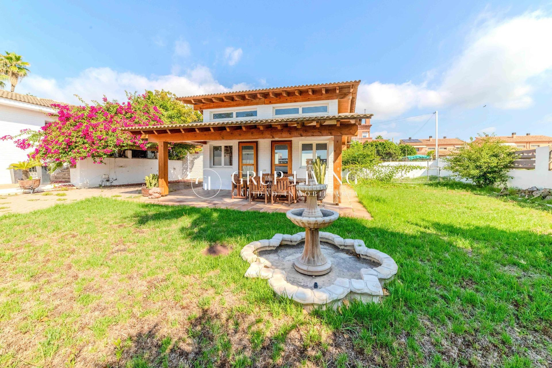 VILLA EN CAMBRILS CON PISCINA Y JARDÍN PRIVADO - foto 3