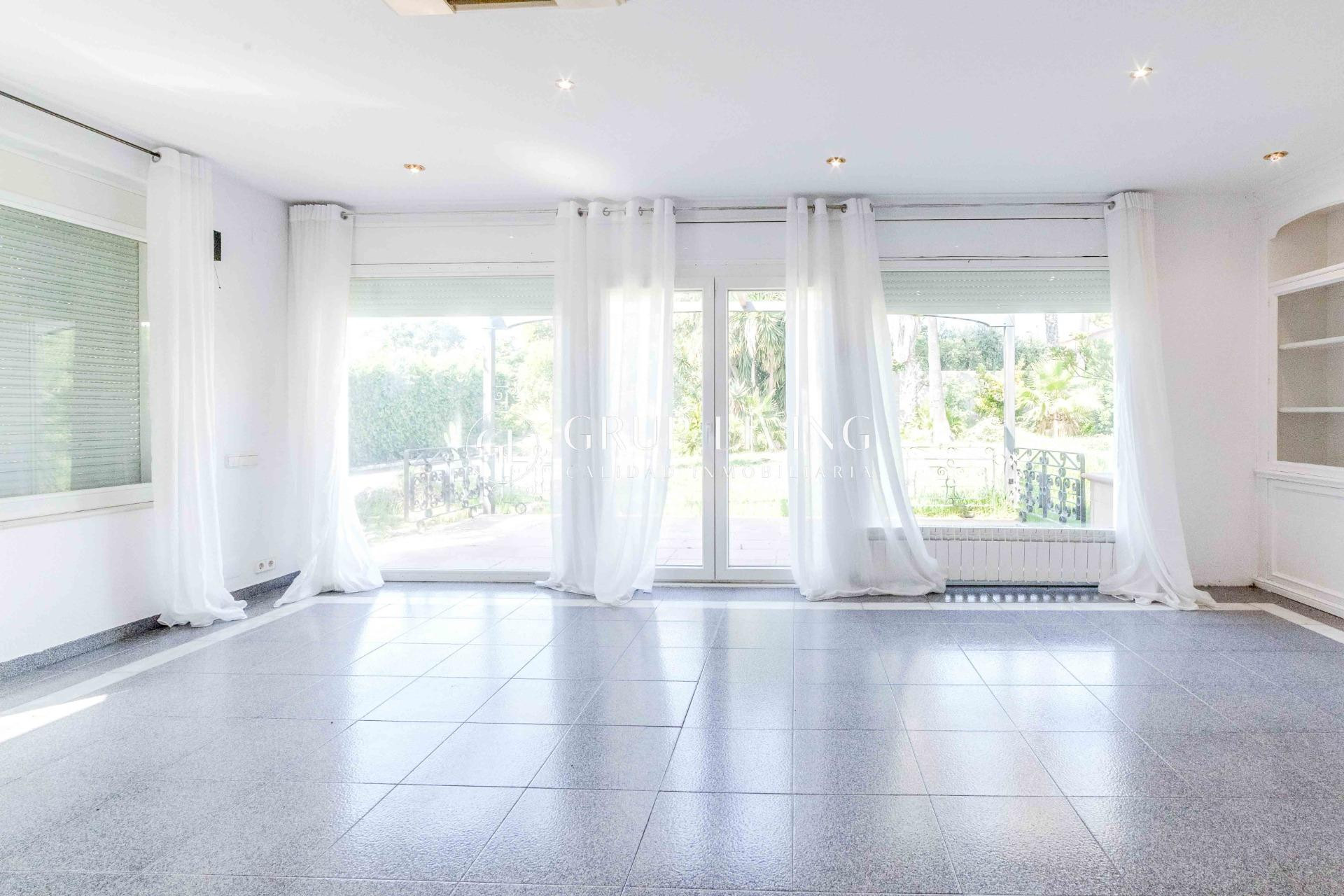 VILLA EN CAMBRILS CON PISCINA Y JARDÍN PRIVADO - foto 5
