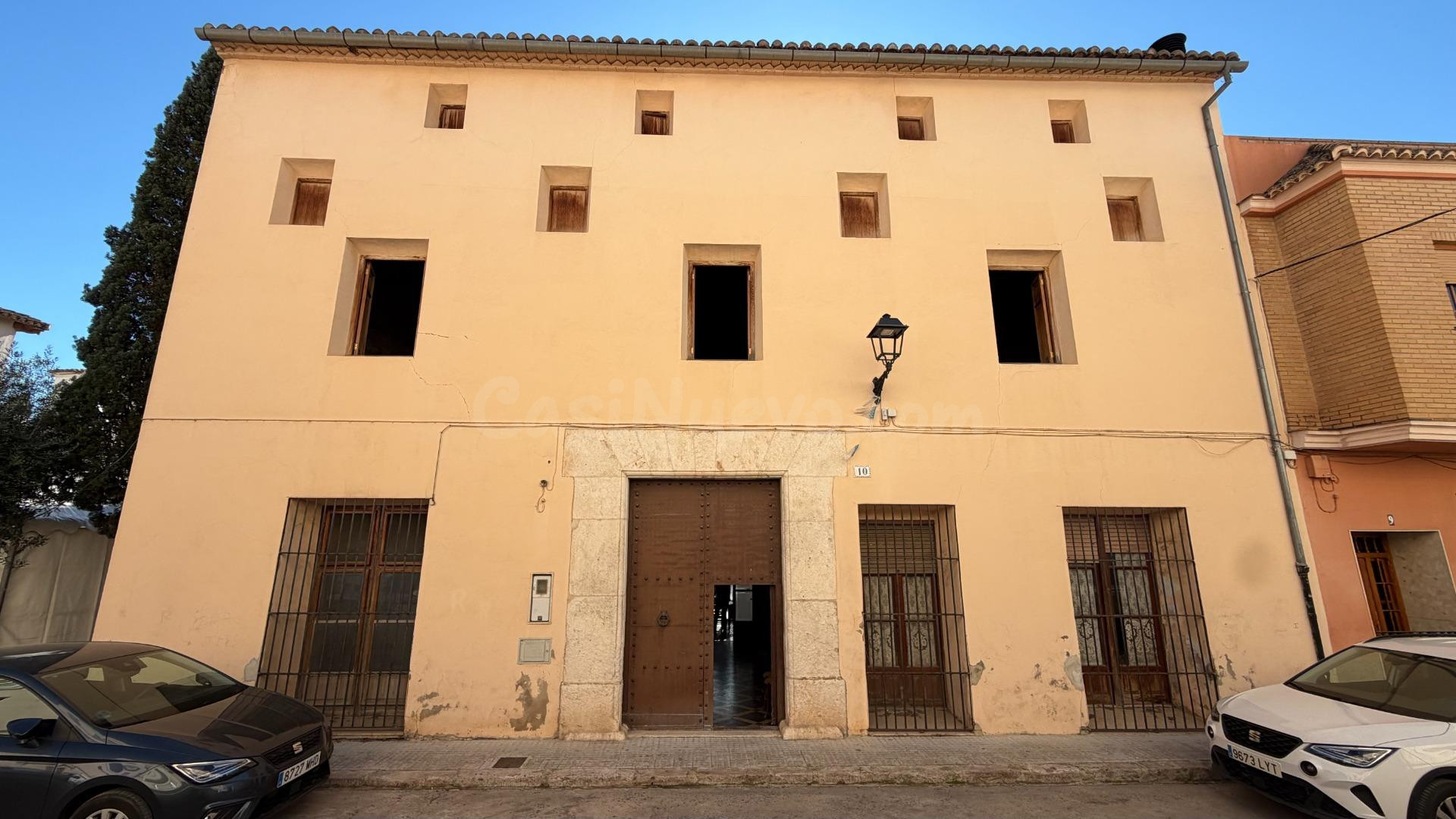 Casa de Pueblo en Alberic: 751 m2, 6 Hab, Gran Patio y Antig
