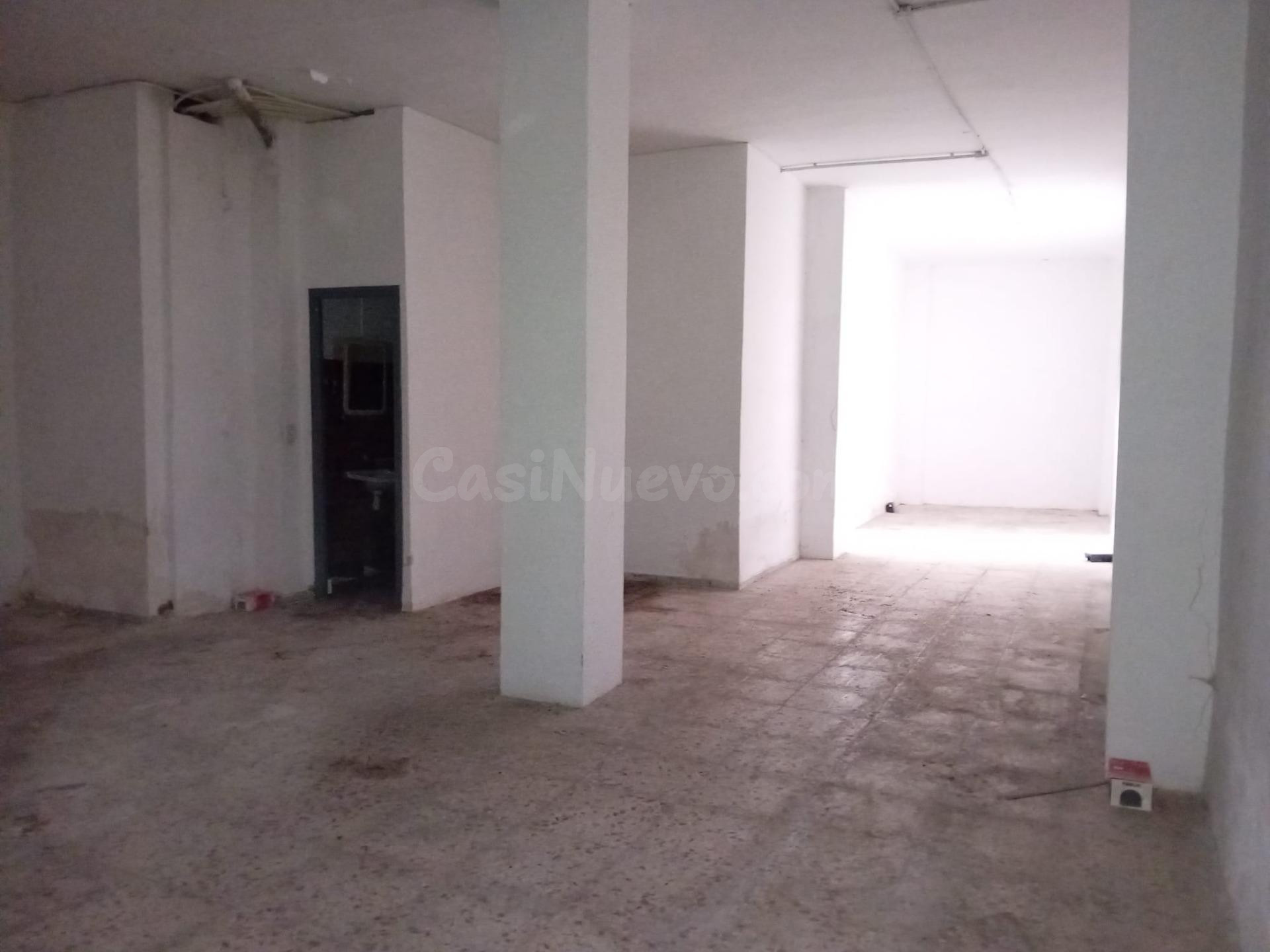 ALQUILER de AMPLIO LOCAL COMERCIAL - ESQUINA!! - foto 2