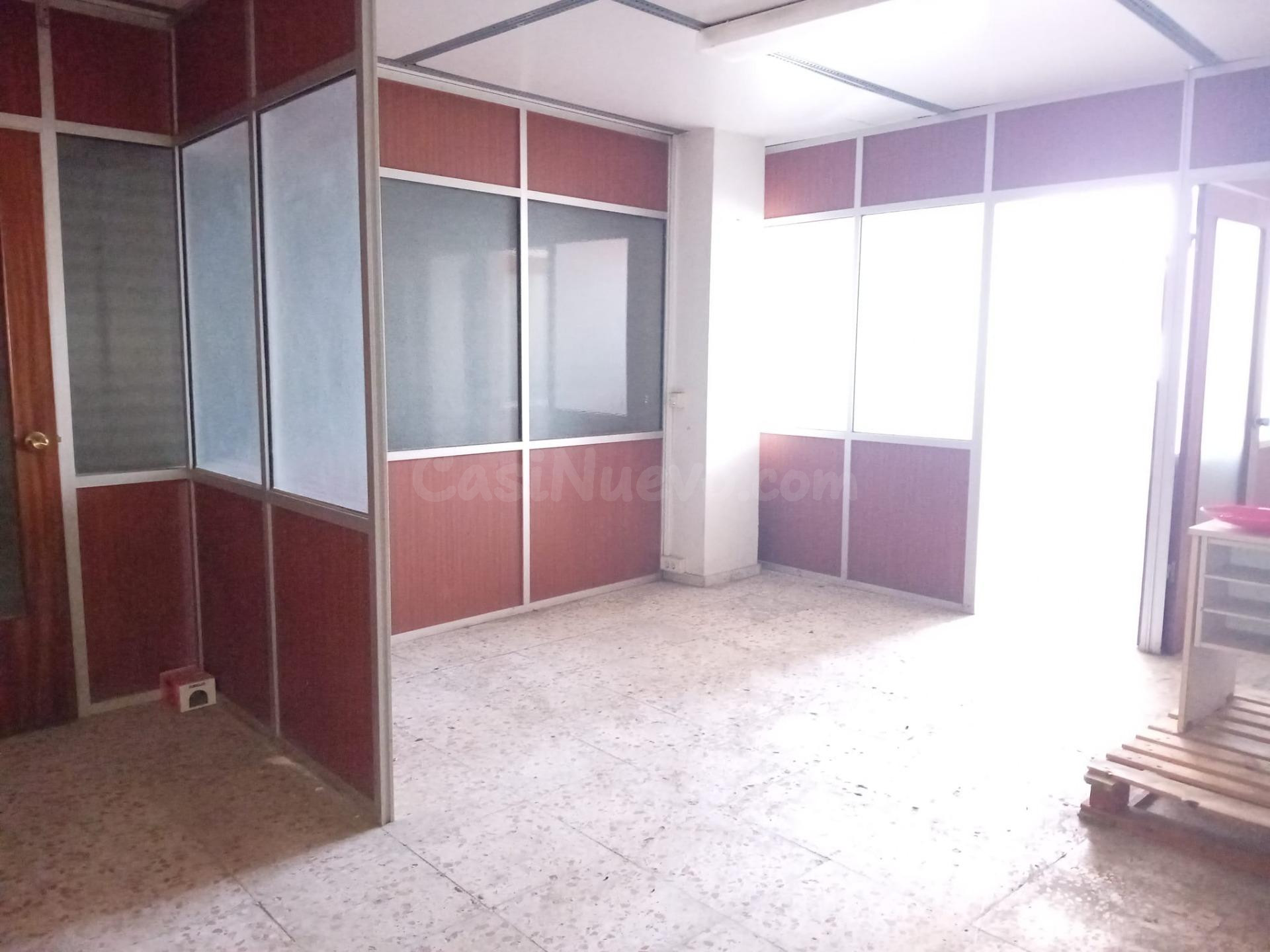 ALQUILER de AMPLIO LOCAL COMERCIAL - ESQUINA!! - foto 3