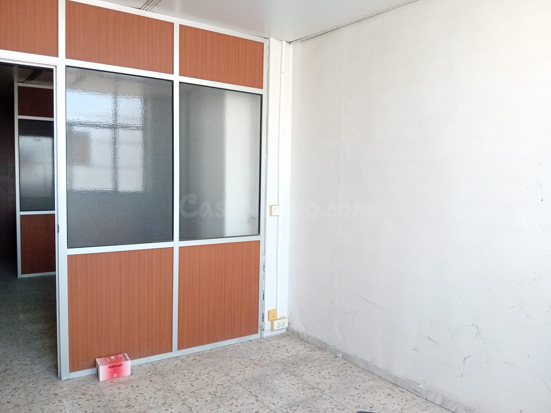 ALQUILER de AMPLIO LOCAL COMERCIAL - ESQUINA!! - foto 4