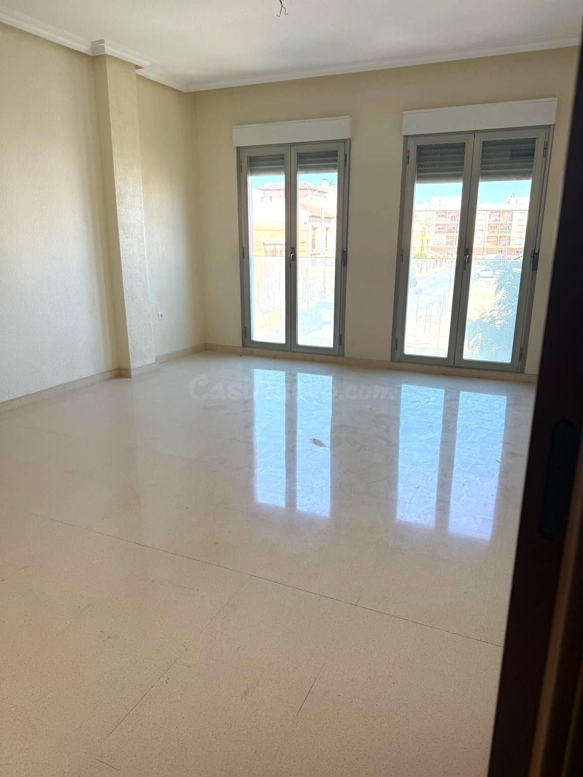 Amplia vivienda con garaje y trastero en Albatera - foto 2