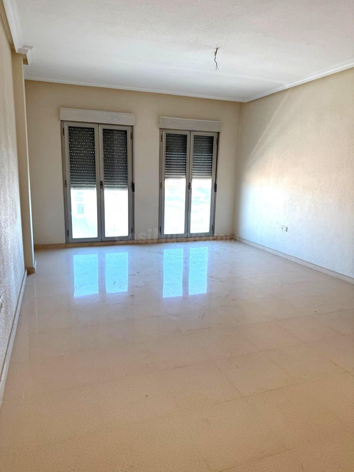 Amplia vivienda con garaje y trastero en Albatera - foto 4