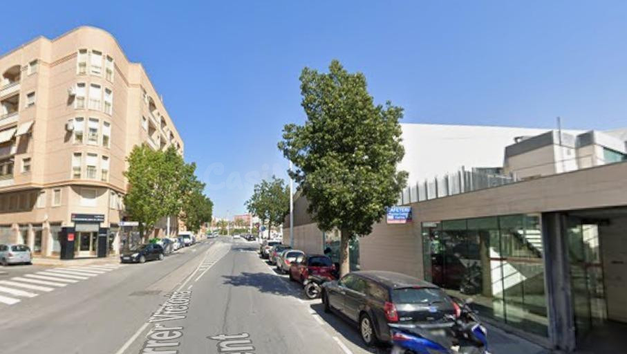Local comercial diáfano con altillo y sotano en zona Carrus