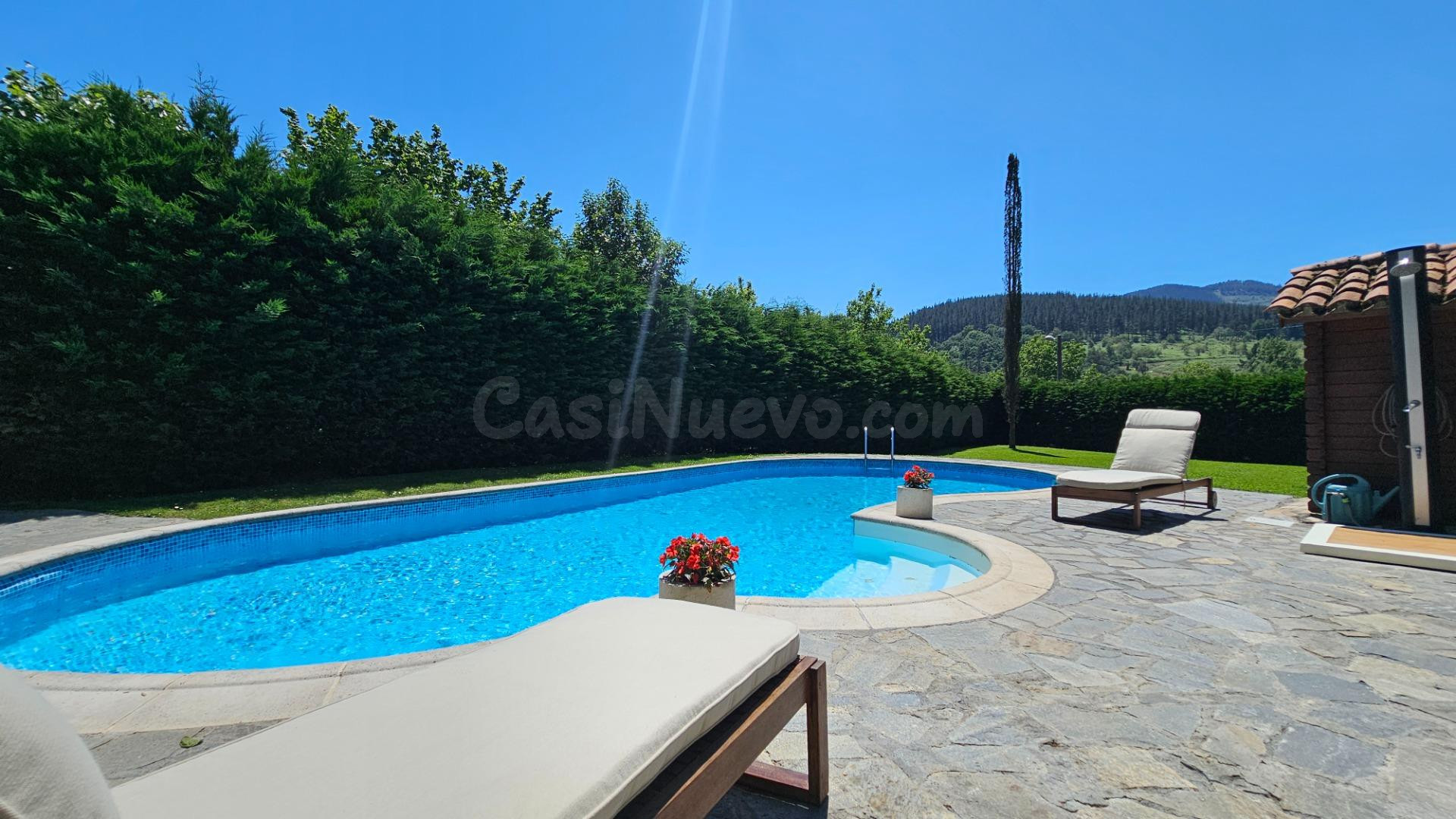 Casa con piscina en Güeñes - foto 2