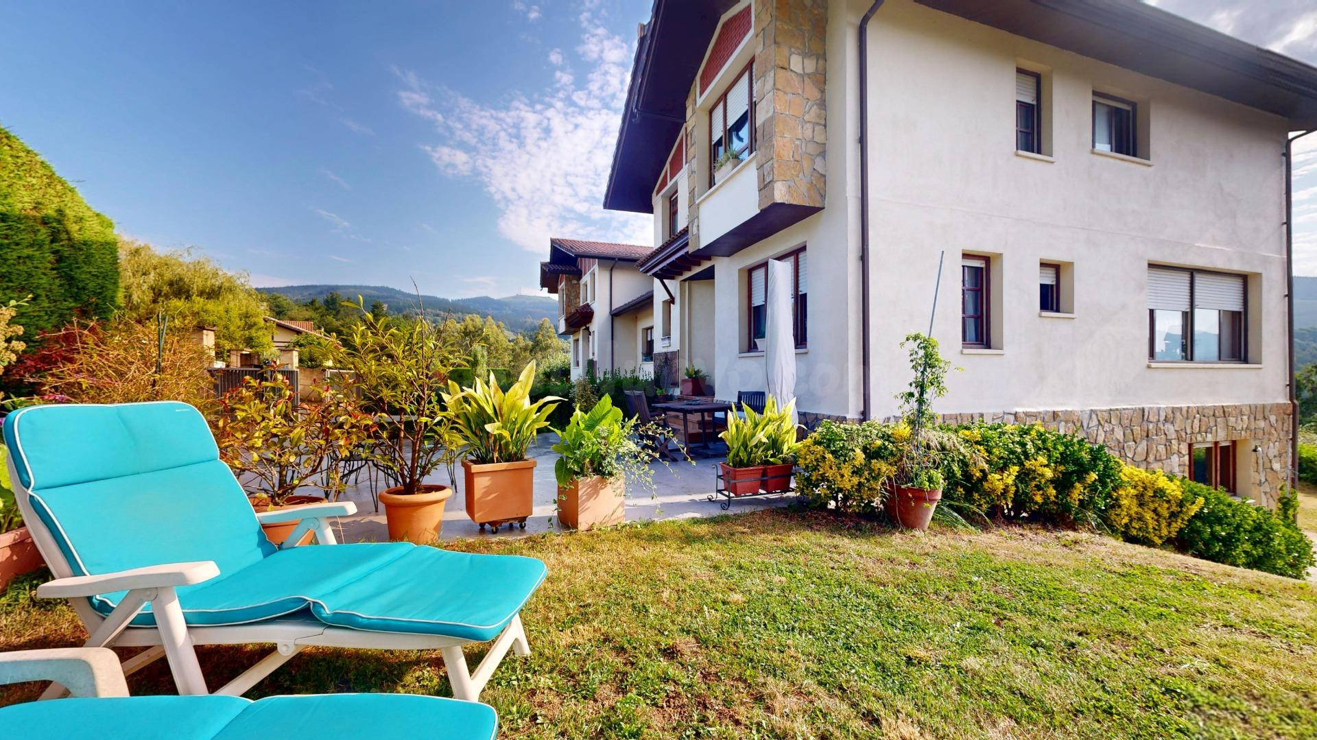 Chalet bifamiliar seminuevo con jardín en Zalla, con vistas 