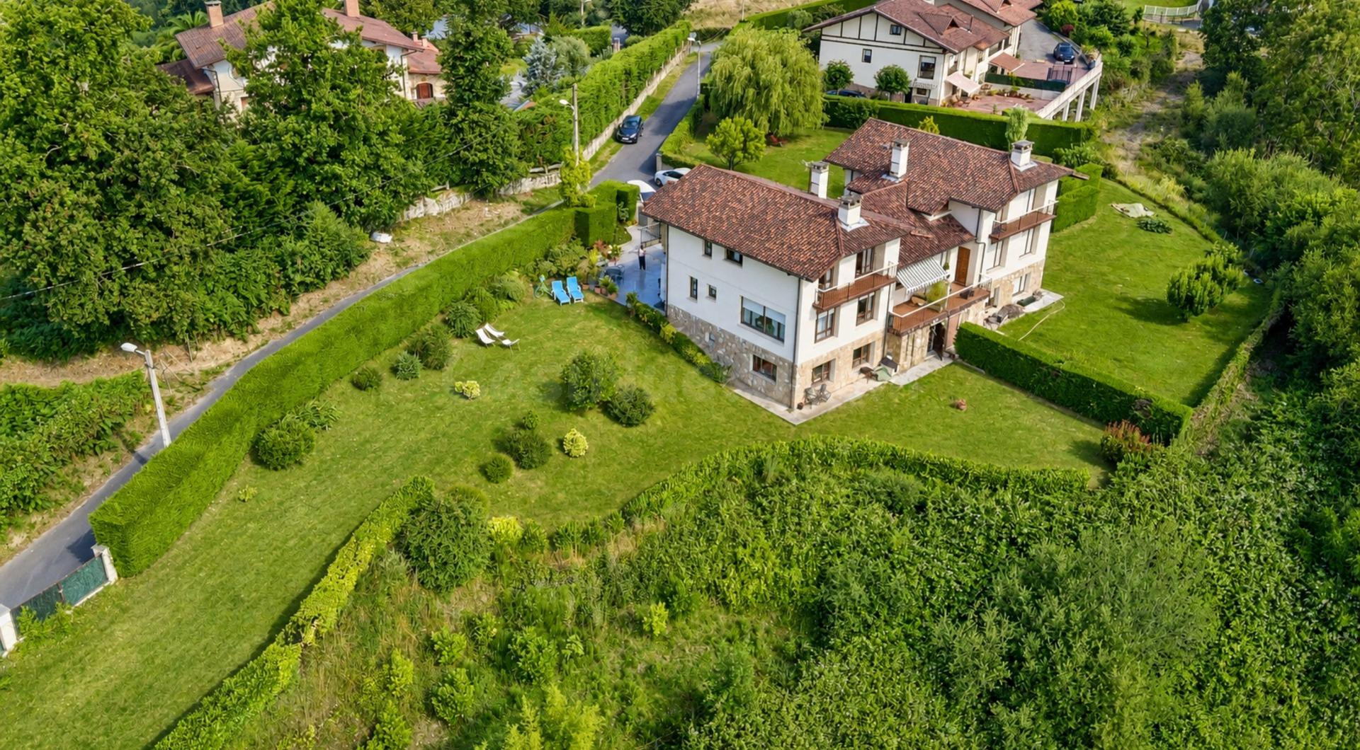 Chalet bifamiliar seminuevo con jardín en Zalla, con vistas  - foto 2