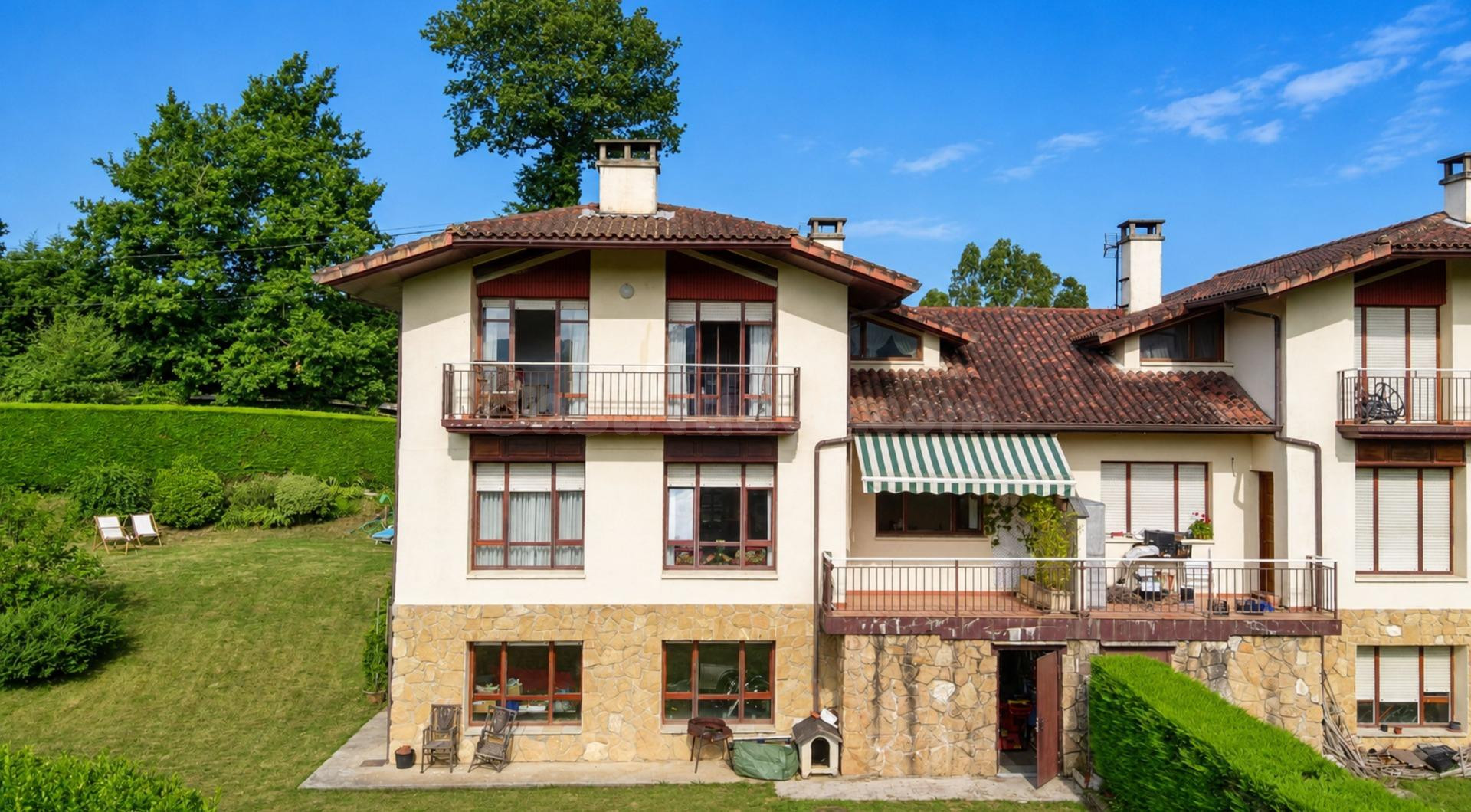 Chalet bifamiliar seminuevo con jardín en Zalla, con vistas  - foto 3