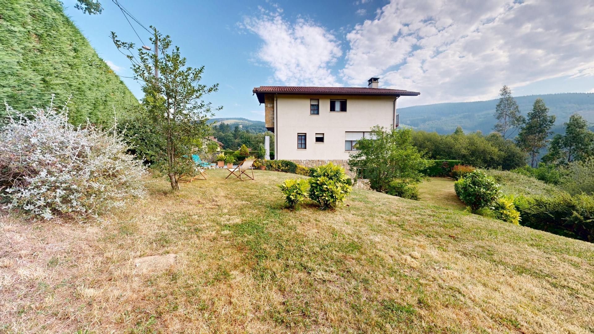 Chalet bifamiliar seminuevo con jardín en Zalla, con vistas  - foto 5