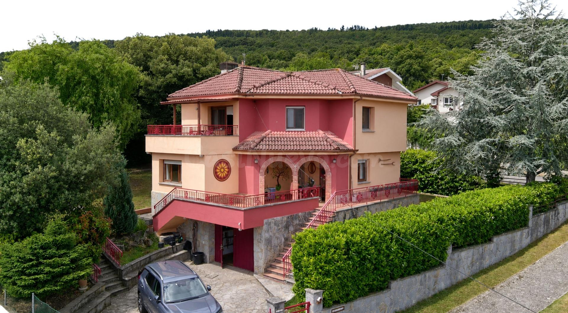 Chalet en urbanización con piscina