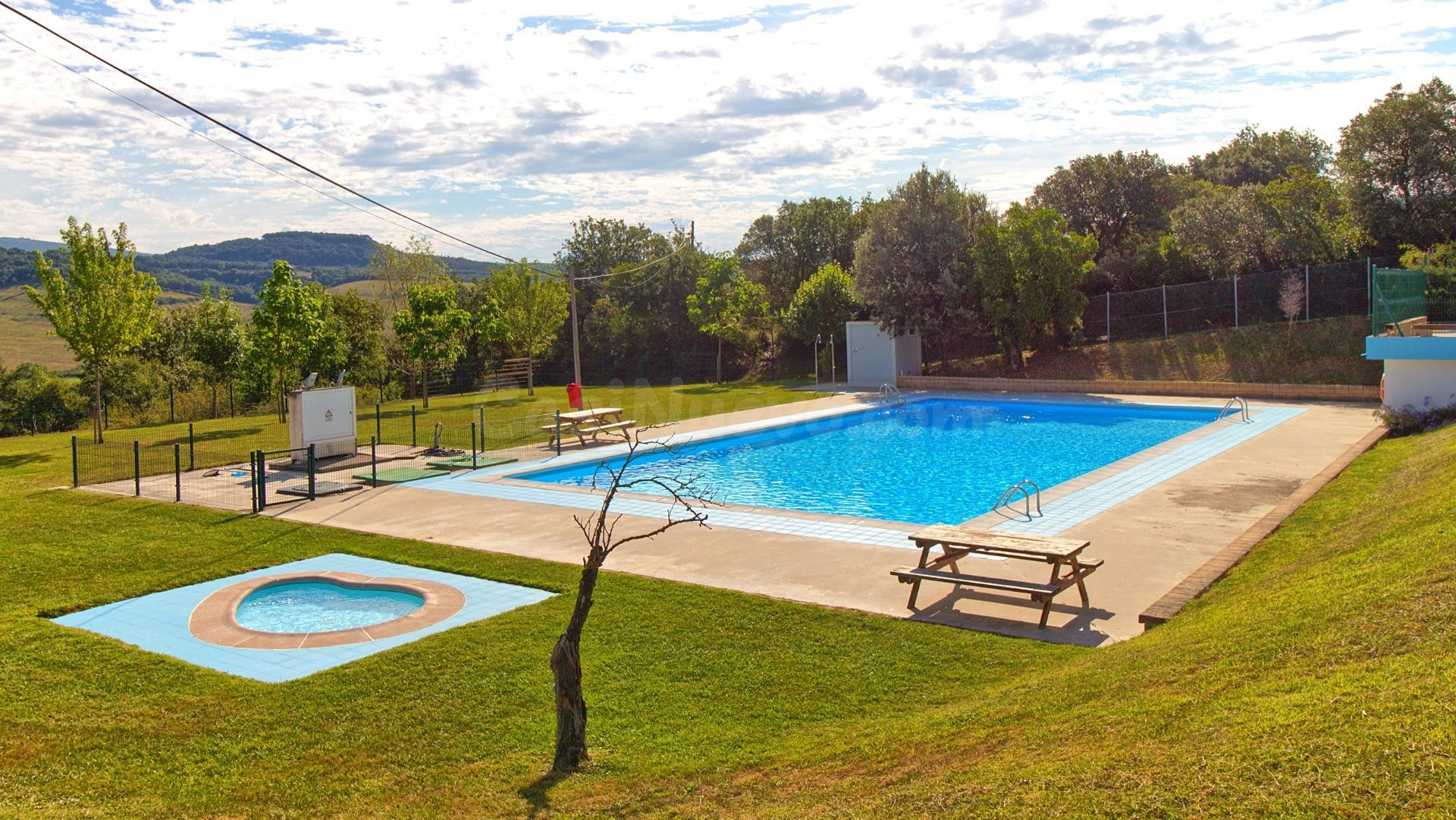 Chalet en urbanización con piscina - foto 3