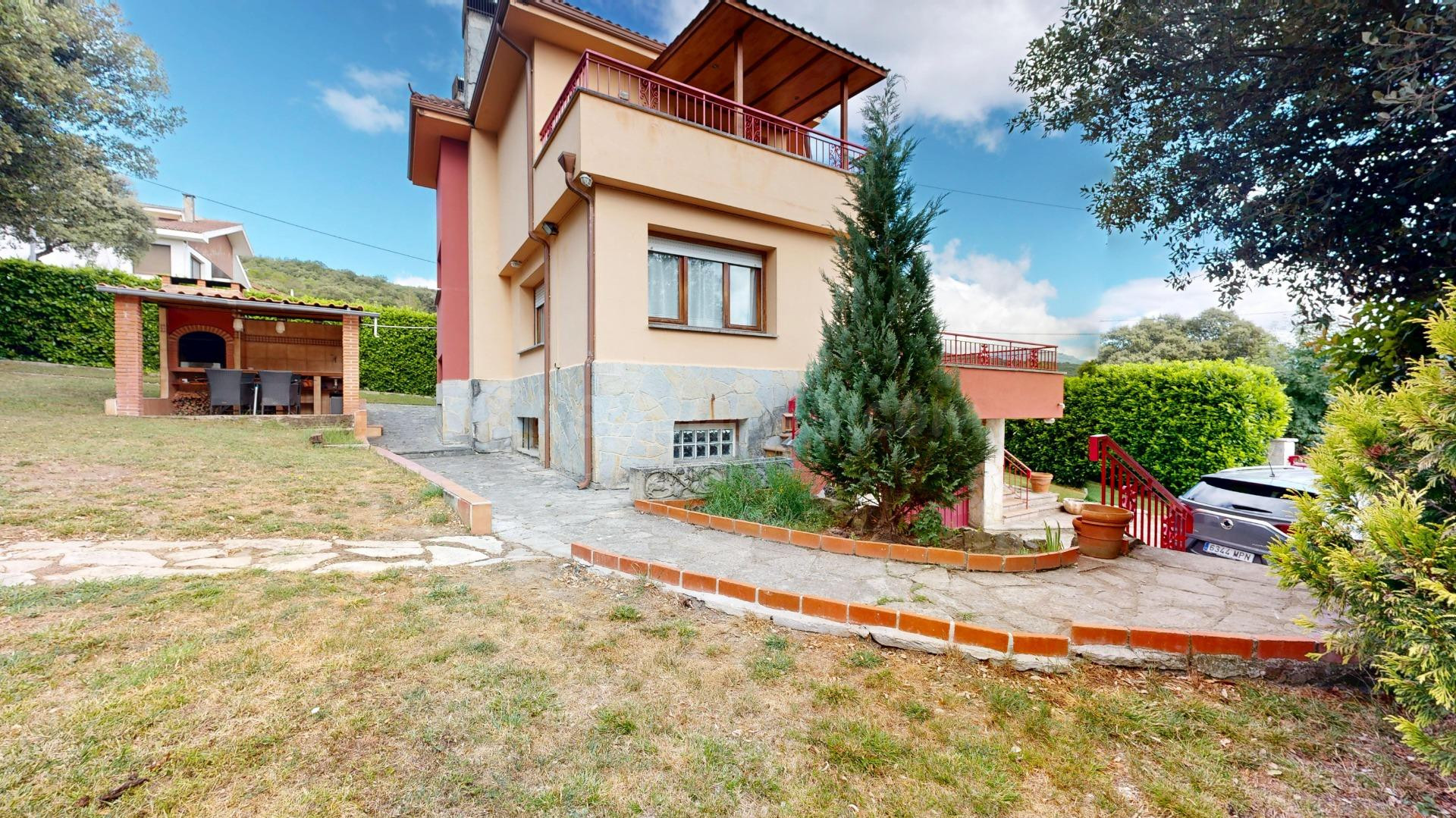 Chalet en urbanización con piscina - foto 4