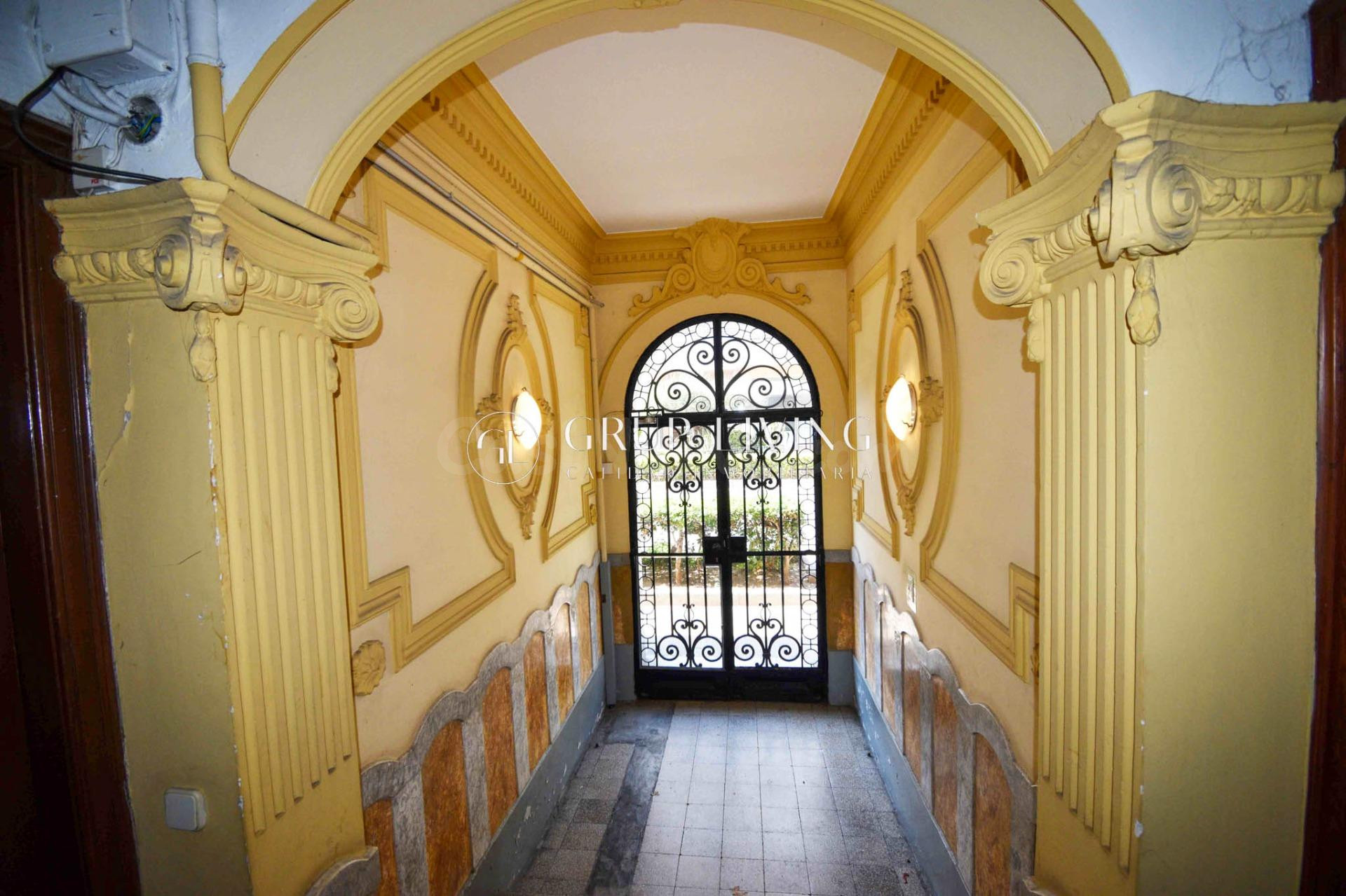 PISO CON ENCANTO Y MUCHA LUZ EN FINCA SEÑORIAL DEL 1927 - foto 2