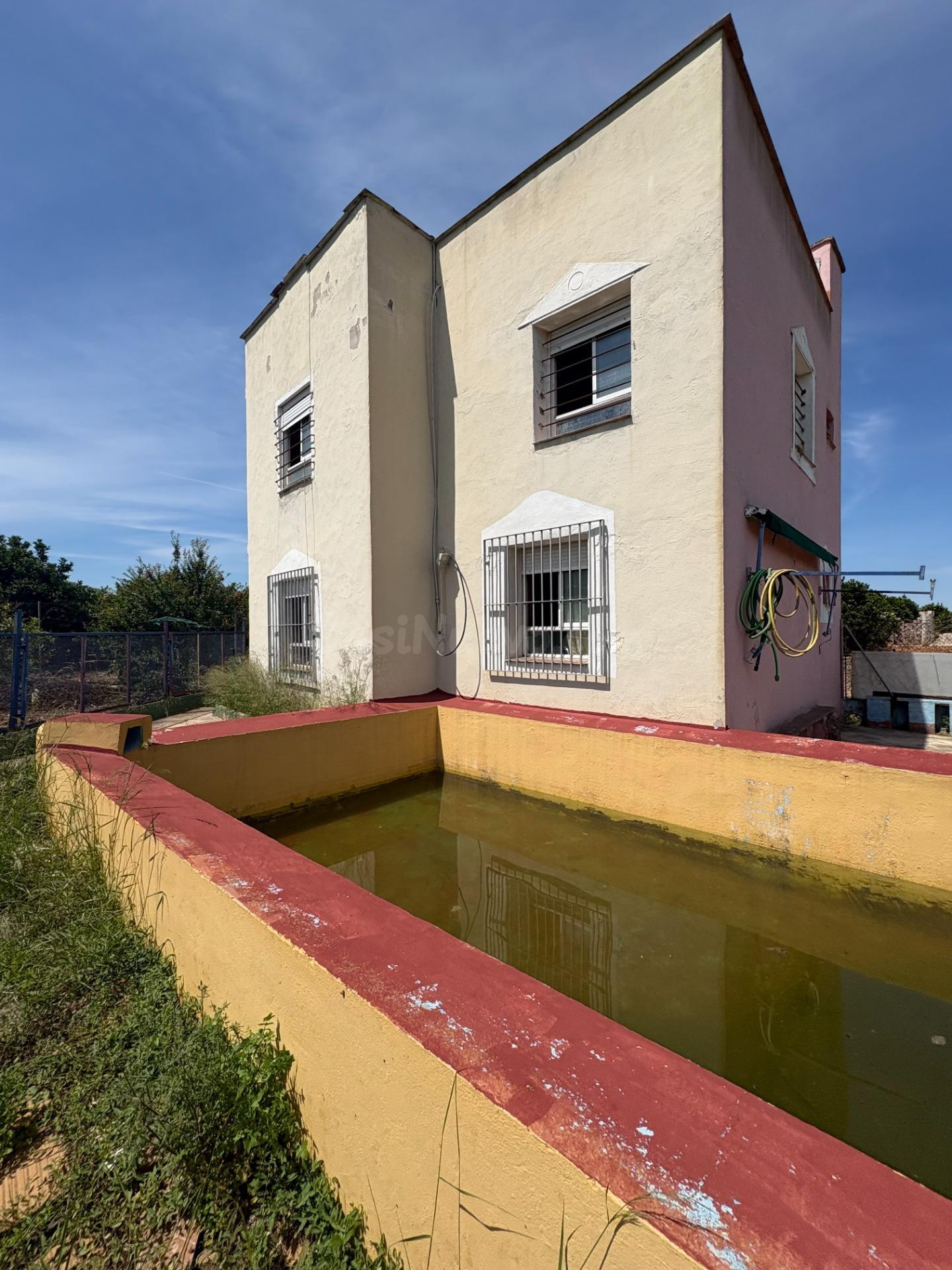 Caserón independiente en Alzira con gran parcela de 3.800 m2
