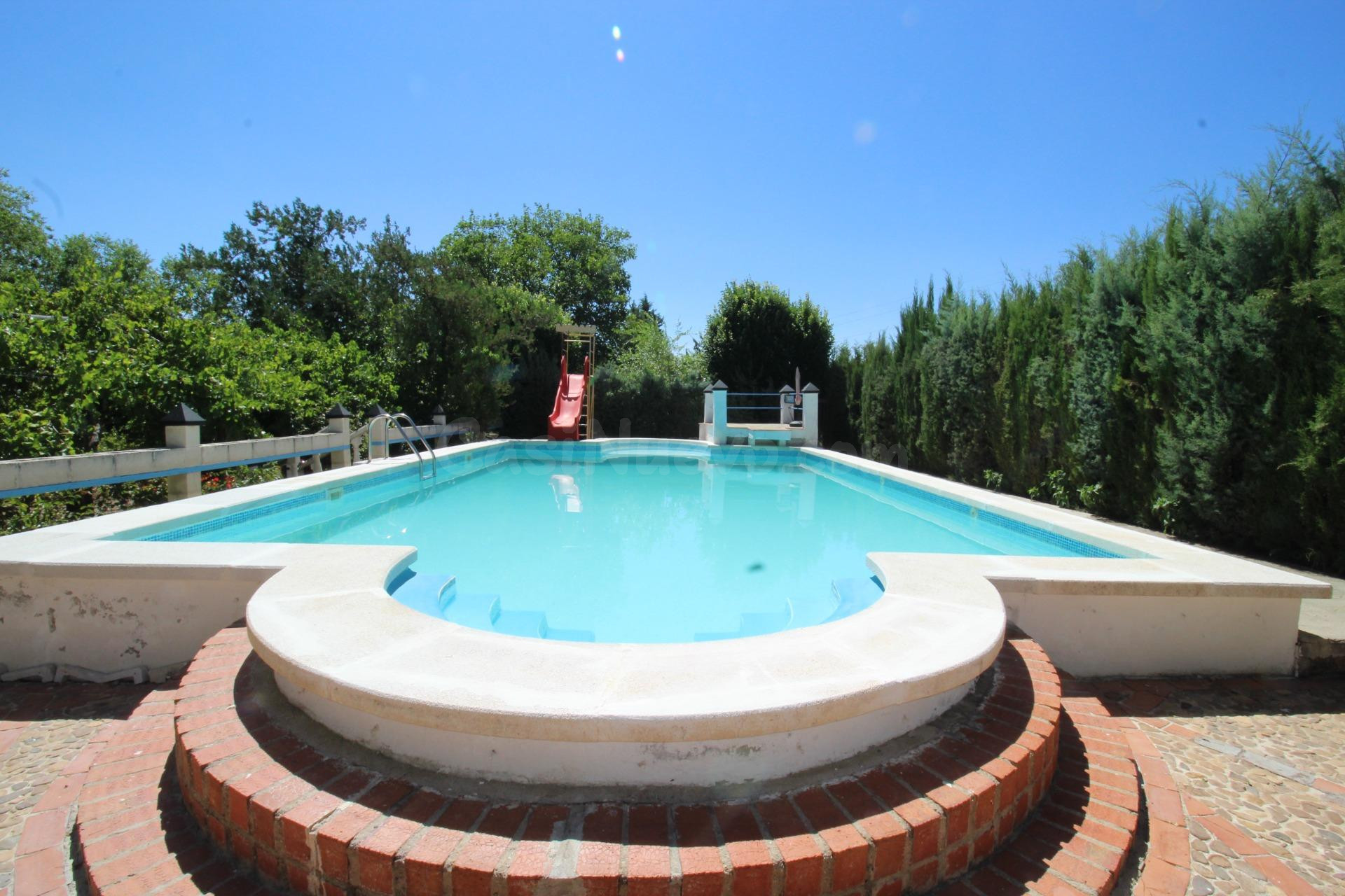 Bonito Chalet en Venta con piscina propia en Almodovar del C