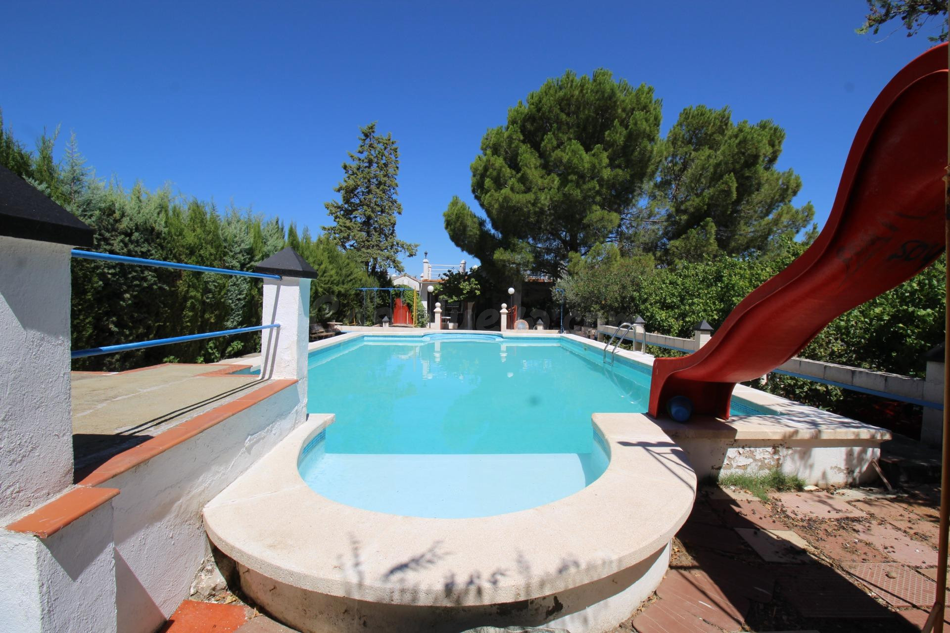 Bonito Chalet en Venta con piscina propia en Almodovar del C - foto 4