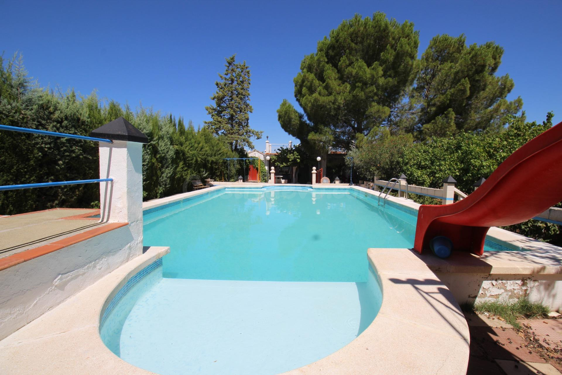 Bonito Chalet en Venta con piscina propia en Almodovar del C - foto 5